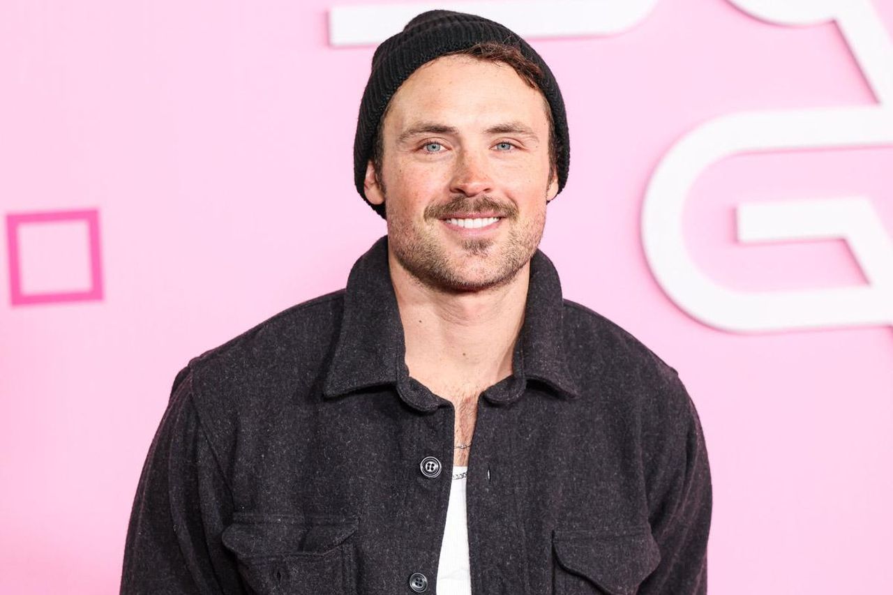 Dylan_Efron_e_le_sue_opinioni_sulla_pulizia_personale_pVJfnJw5UD - Confidenze24 Dylan Efron e le sue opinioni sulla pulizia personale Dylan Efron durante un'intervista