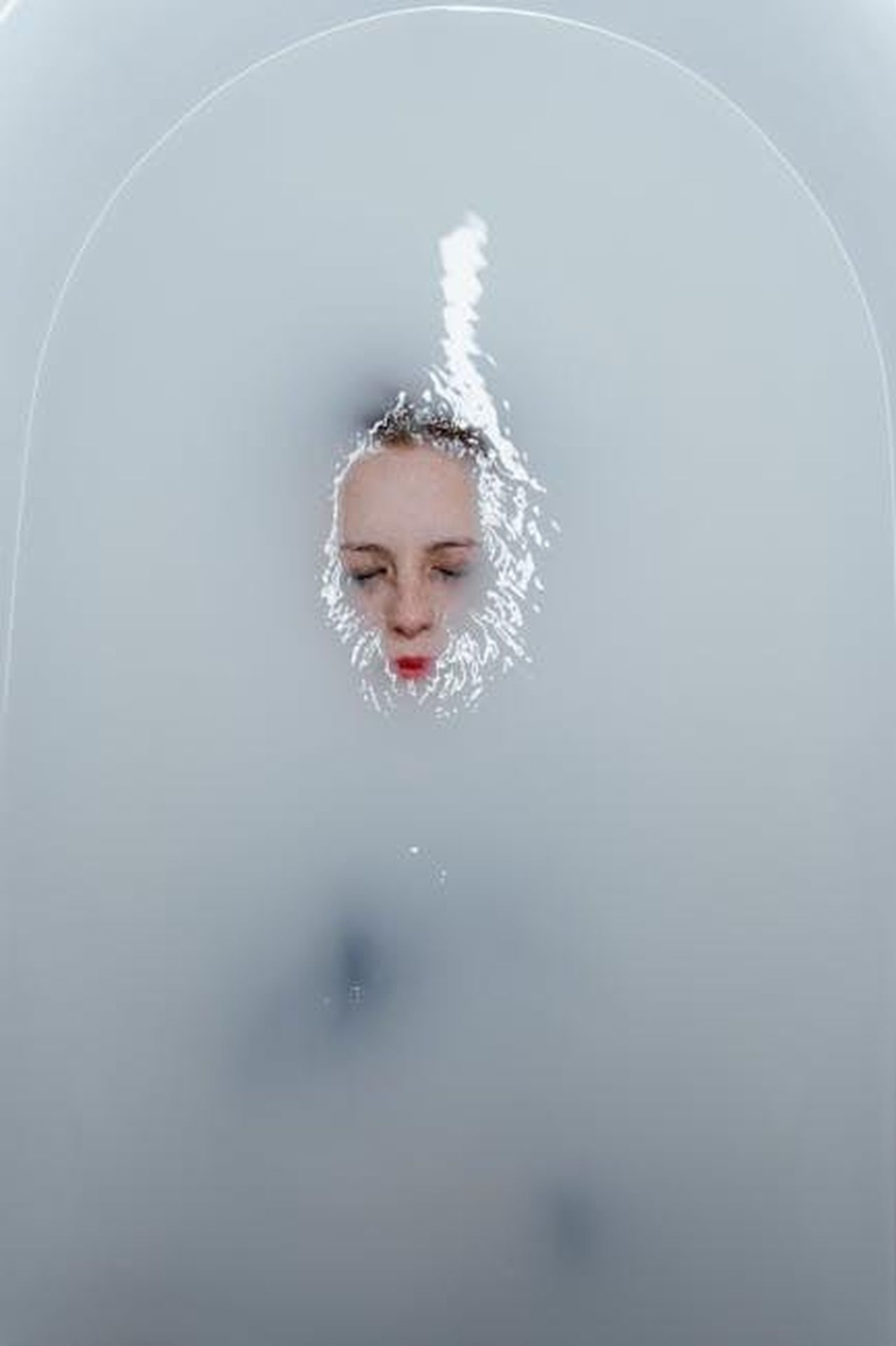 E_quanto_fa_male_iM6htrI0xC - Confidenze24 Source: MART PRODUCTION - pexels - A serene moment of solitude with a woman underwater in a bathtub, evoking emotion.
