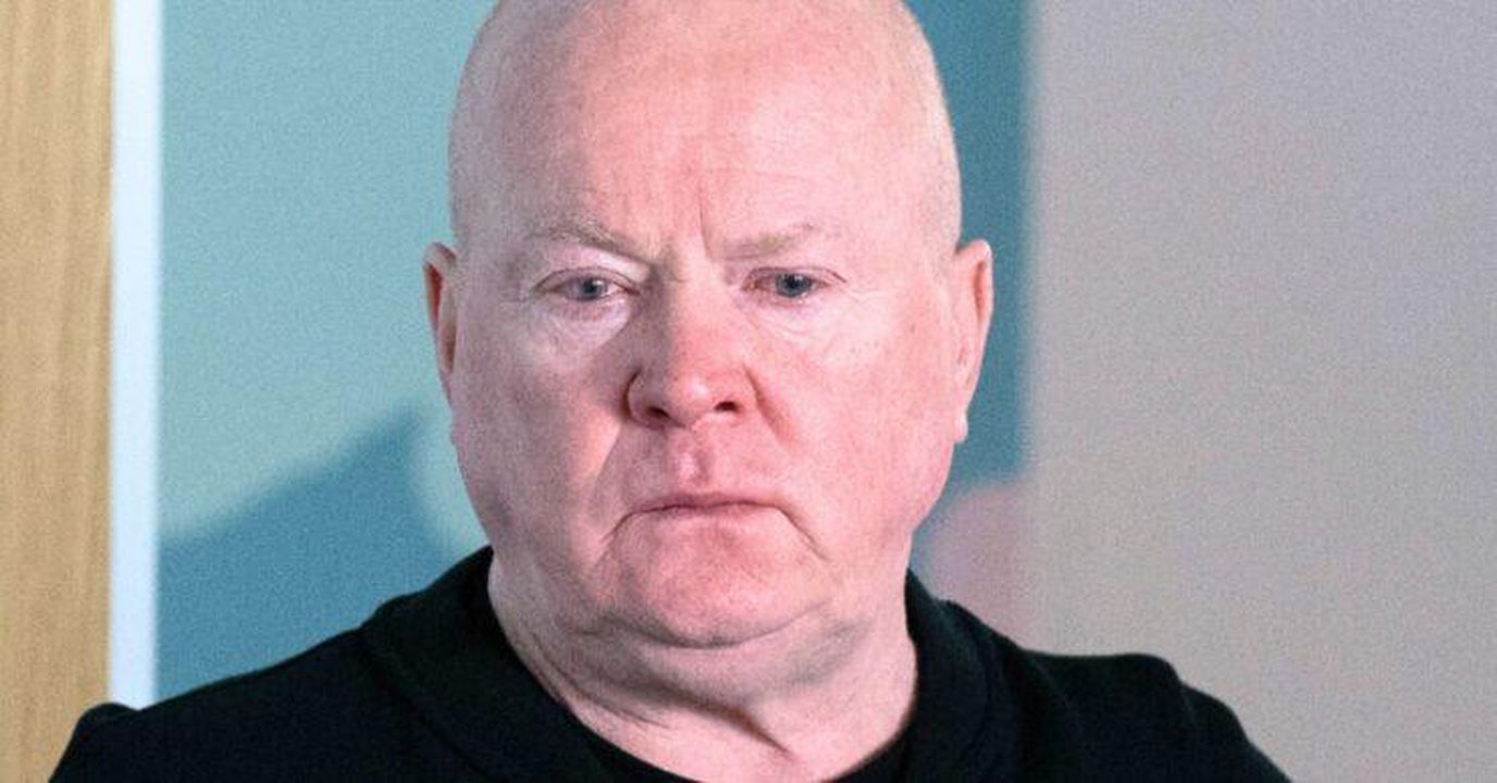 EastEnders_episodio_speciale_sulla_salute_mentale_di_Phil_Mitchell_H8VsuDPqhG - Confidenze24 EastEnders: episodio speciale sulla salute mentale di Phil Mitchell Phil Mitchell in EastEnders