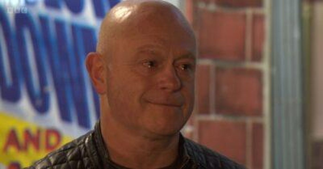 EastEnders_si_dirige_verso_una_trama_di_morte_assistita_con_Phil_e_Nigel_prevedono_i_fan_X6TNt3WVQ9 - Confidenze24 Source: BBC - - Grant sorride affettuosamente su EastEnders