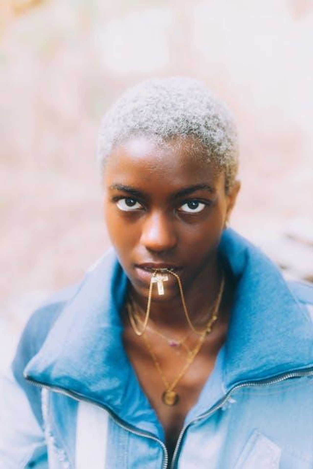 Edebiri_e_il_suo_futuro_nel_cinema_rpeRGLkFdN - Confidenze24 Source: Kelcey Shotit - pexels - Striking portrait of a fashionable woman with afro hair, wearing denim and gold jewelry.