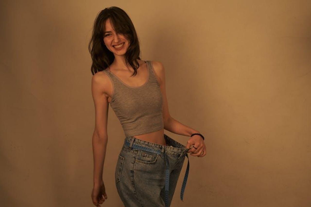 Effetti_dei_filtri_sullautostima_9OOTJaSlih - Confidenze24 Source: Elif - pexels - Joyful woman shows success in weight loss by wearing loose jeans. Healthy lifestyle concept.