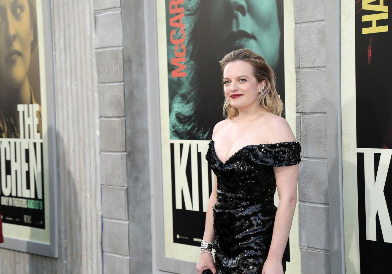 Elisabeth_Moss_porta_il_suo_neonato_sul_set_di_The_Handmaids_Tale_41776DohXe - Confidenze24 Source: Priscilla Grant/Everett Collection - Everett Collection - Elisabeth Moss al premiere di THE KITCHEN
