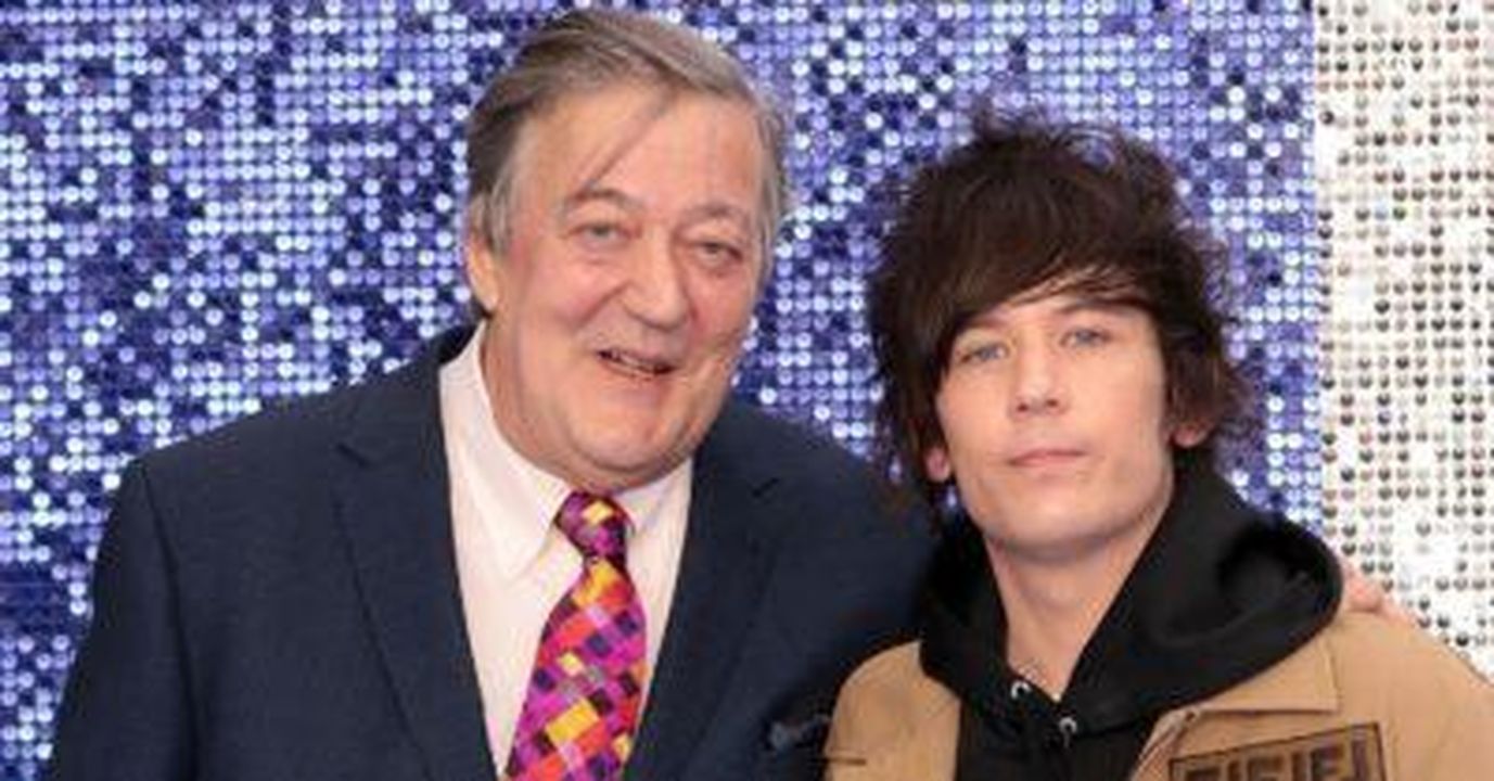 Elliott_difende_la_loro_relazione_con_differenza_det_p5BAPBllH8 - Confidenze24 Source: Splash News - - Stephen Fry e suo marito Elliott