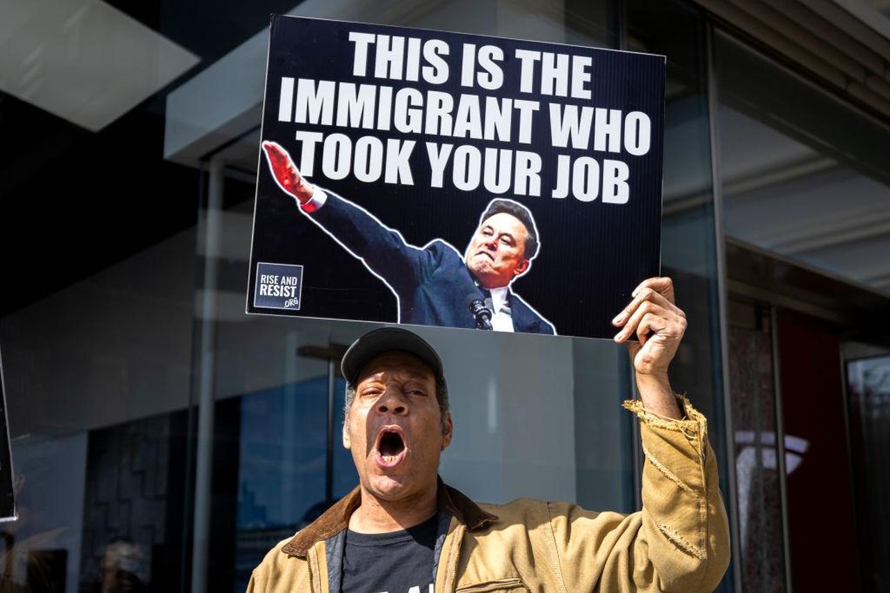 Elon_Musk_e_le_accuse_di_razzismo_1OZM0MCgAR - Confidenze24 Source: Pacific Press - Getty - A protester holds signs that read: