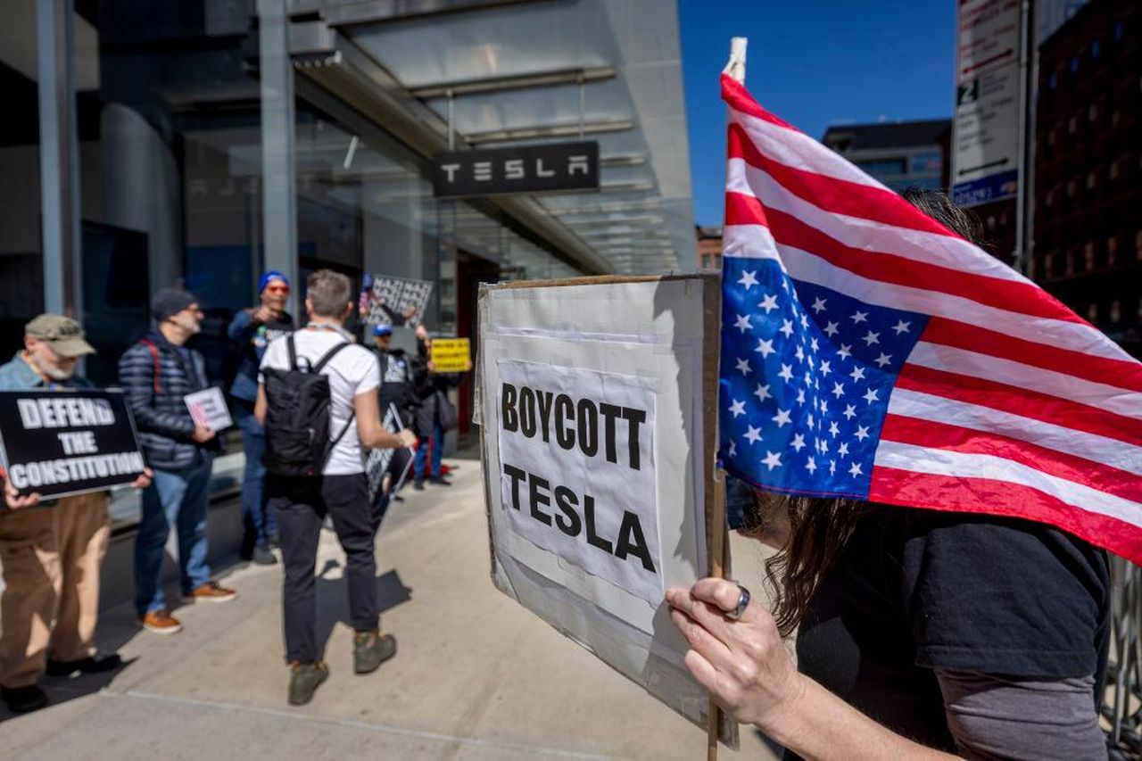 Elon_Musk_e_le_accuse_di_razzismo_weST1mlvTl - Confidenze24 Source: Pacific Press - Getty - A person holds a sign that reads: