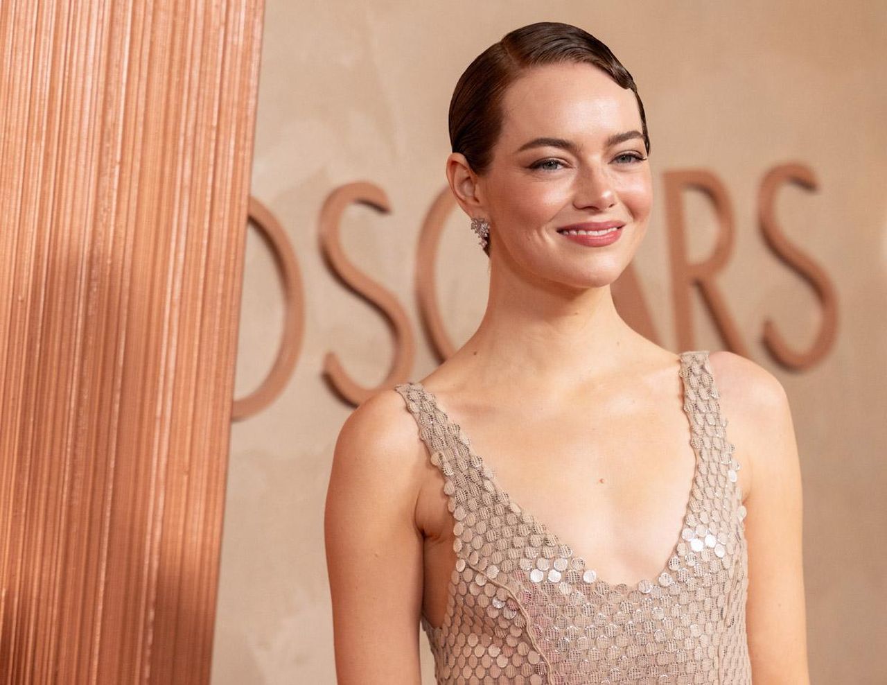 Emma_Stone_e_il_suo_abito_Louis_Vuitton_4DkrC4GZvS - Confidenze24 Source: Avalon.red - - Emma Stone in abito Louis Vuitton