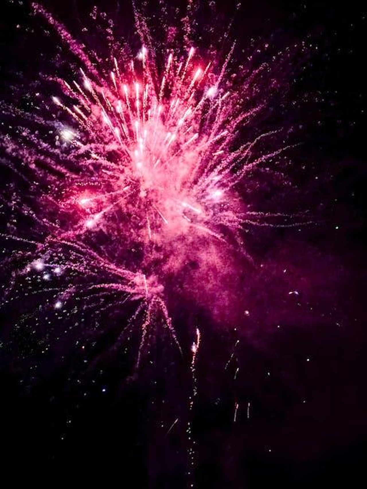 Episodi_Futuri_di_Ready_To_Love_XMLavnE92t - Confidenze24 Source: winter visual - pexels - Stunning display of pink fireworks lighting up the night sky in Austria.