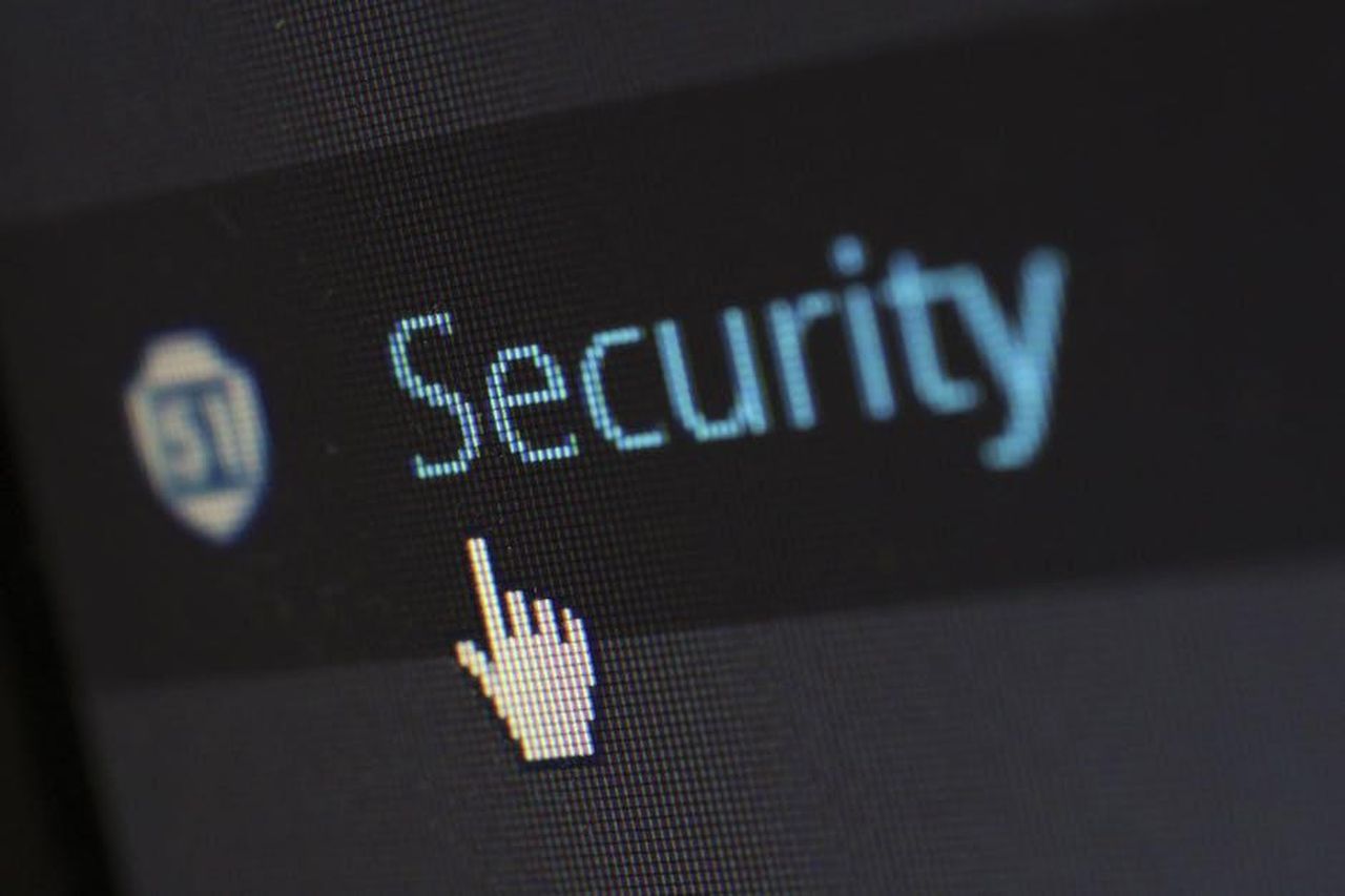 Era_molto_riservato_ePsGbxOrpo - Confidenze24 Source: Pixabay - pexels - Close-up view of a mouse cursor over digital security text on display.