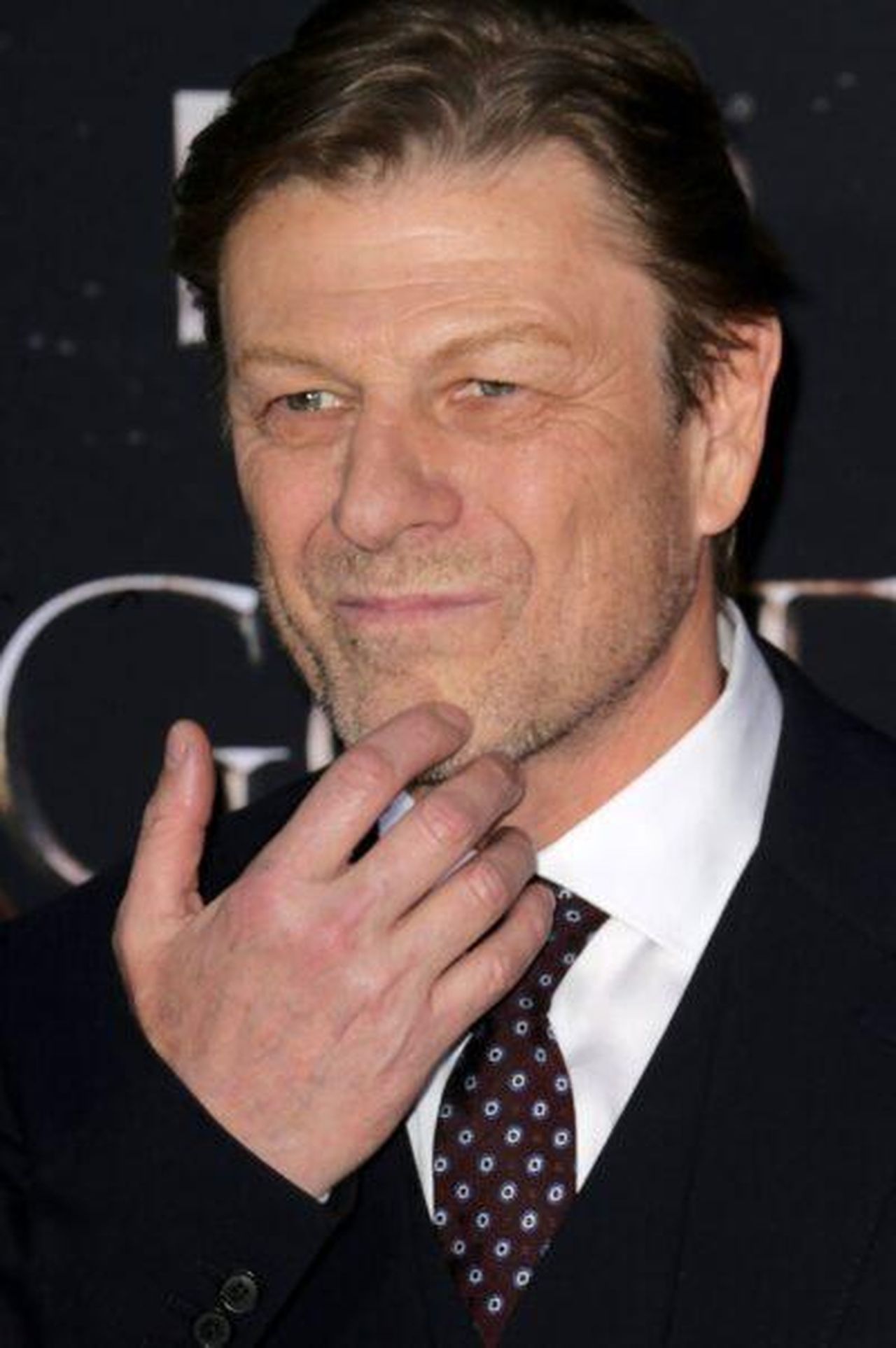 Ero_quasi_in_lacrime_XpDCKpQCPb - Confidenze24 Source: Cover Images - - Sean Bean scratches his chin