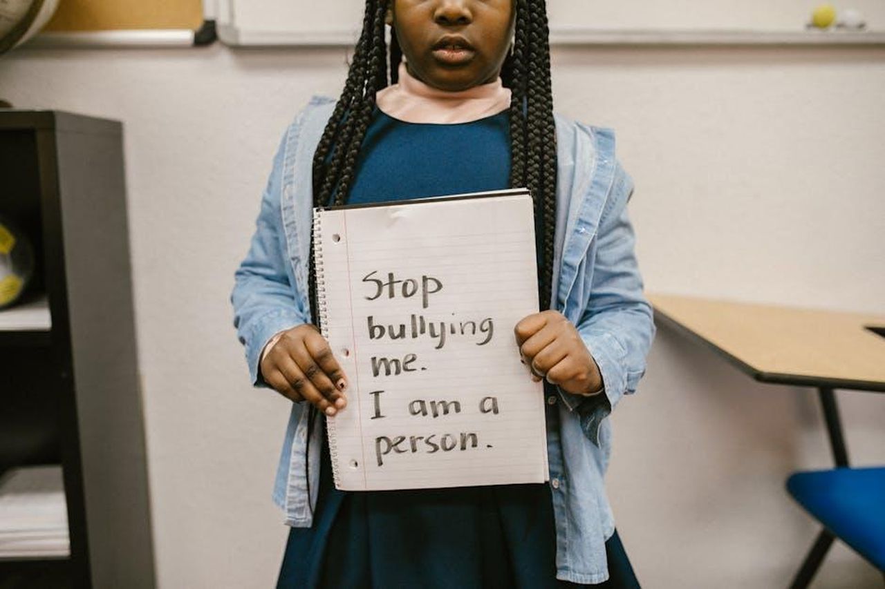 Essere_bullizzati_txfJxX0ju0 - Confidenze24 Source: RDNE Stock project - pexels - African American girl with empowering anti-bullying message in school setting.