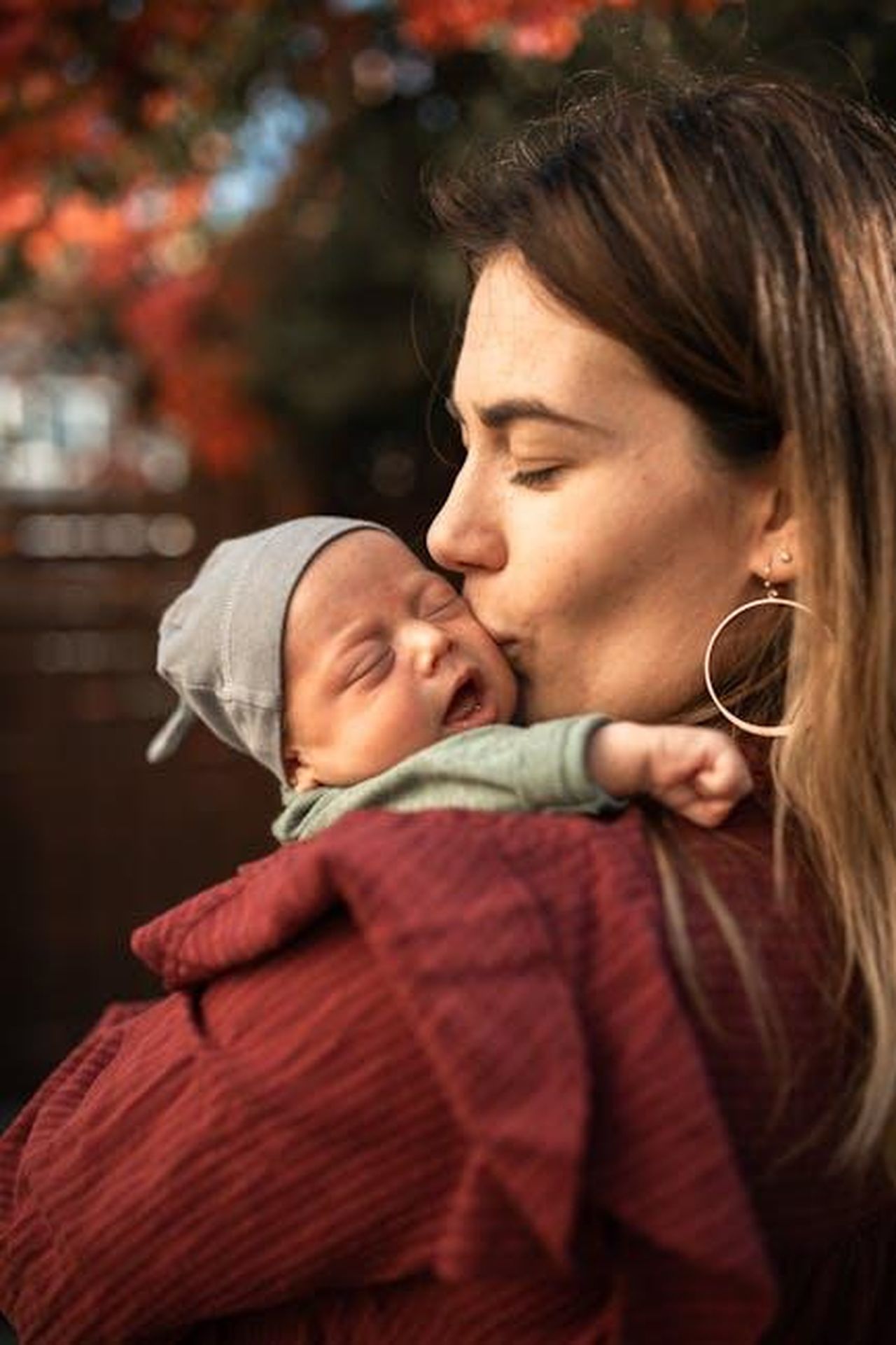 Essere_una_madre_single_le_parole_di_Turner_mQ4oNW1KoJ - Confidenze24 Source: RDNE Stock project - pexels - A loving mother cuddles her sleeping newborn outdoors in a warm autumn setting.