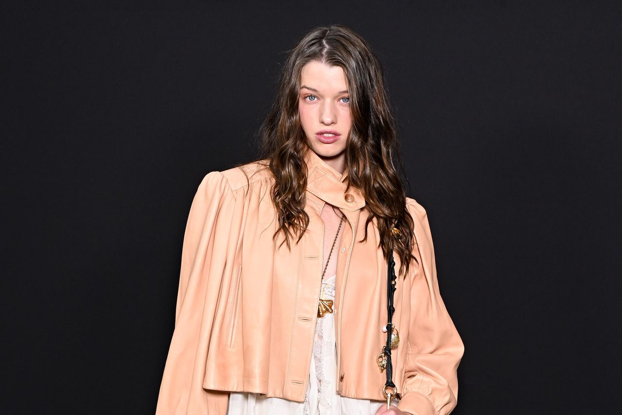 Ever_Anderson_alla_sfilata_Chlo_Fall_RTW_2025_MpAF3xC9Ke - Confidenze24 Source: Stephane Cardinale - Corbis - Getty Images - Ever Anderson alla sfilata Chloé a Parigi.