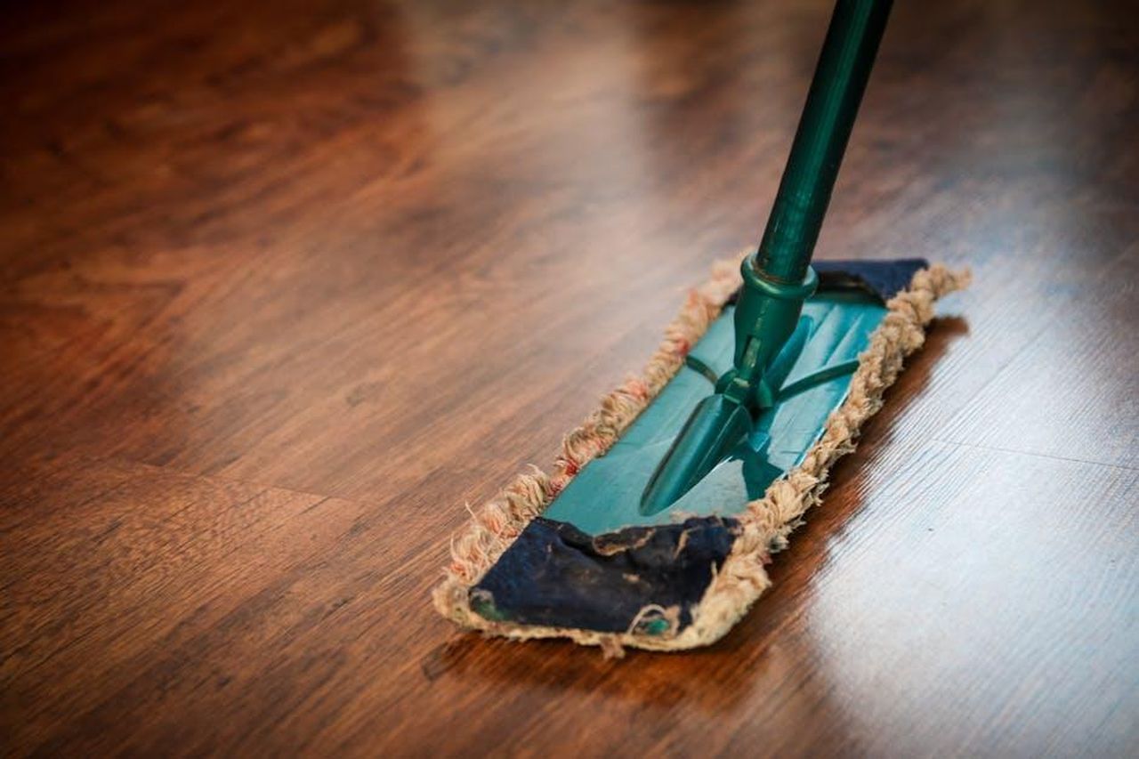 Evitare_Prodotti_Chimici_che_Possono_Aggravare_le_Allergie_EDdIJxaPo5 - Confidenze24 Source: Pixabay - pexels - A detailed view of a mop cleaning a wooden floor, showing texture and pattern.