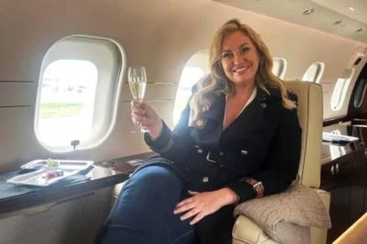 Fan_ossessionati_dallo_show_di_viaggi_di_Josie_Gibson_0J814UA0eV - Confidenze24 Source: Channel 5 - - Josie Gibson sorridente su un jet privato con un bicchiere di champagne