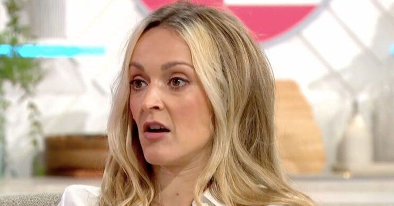Fearne_Cotton_beccata_a_baciarsi_con_il_nuovo_fidanzato_XwPliBmEbM - Confidenze24 Fearne Cotton beccata a baciarsi con il 'nuovo fidanzato' Fearne Cotton con espressione seria