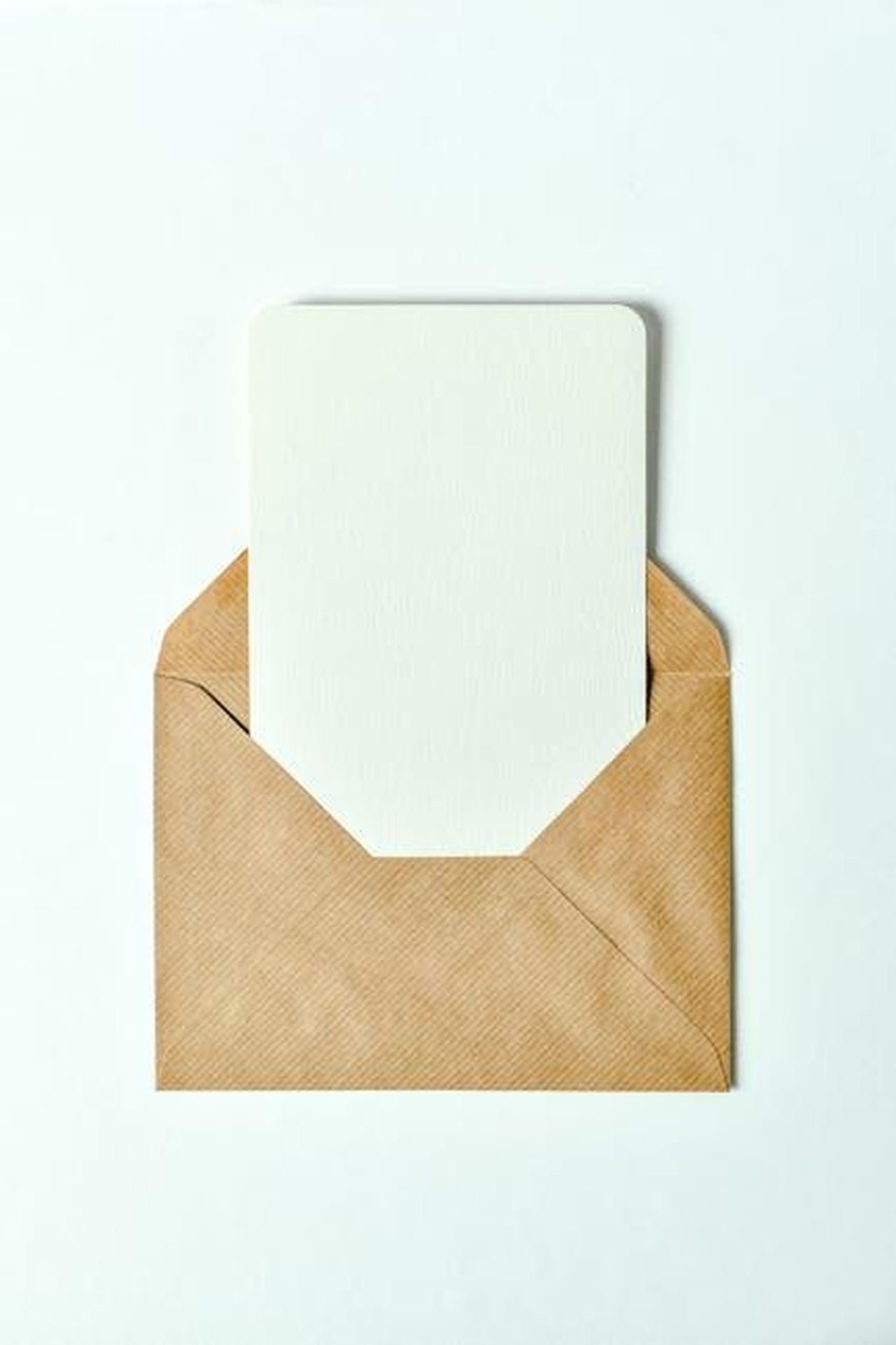 Fearne_e_il_marito_si_sono_separati_a_dicembre_jq9rSntIYQ - Confidenze24 Source: Eva Bronzini - pexels - Minimalist brown envelope showcasing a blank card insert - perfect for invitations or greetings.