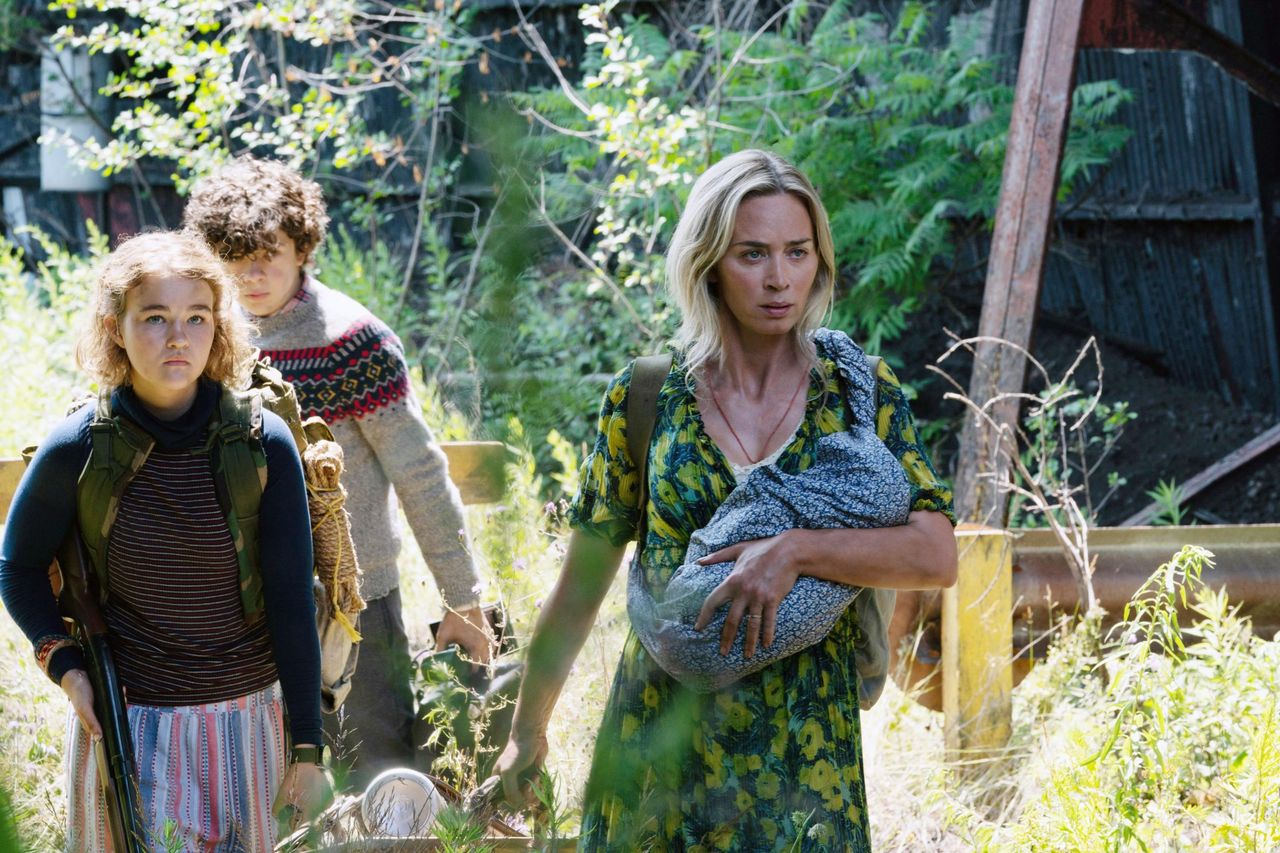 Film_e_serie_TV_in_uscita_il_12_Aprile_M1CDcNdrfA - Confidenze24 Source: Jonny Cournoyer / © Paramount Pictures / courtesy Everett Collection - - A QUIET PLACE PART II, da sinistra: Millicent Simmonds, Noah Jupe, Emily Blunt, 2020.