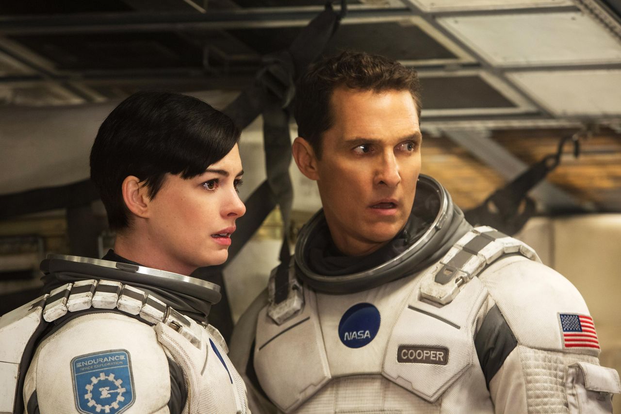 Film_e_serie_TV_in_uscita_il_1_Aprile_TRpmuH104u - Confidenze24 Source: Melinda Sue Gordon/©Paramount Pictures/courtesy Everett Collection - - INTERSTELLAR, da sinistra: Anne Hathaway, Matthew McConaughey, 2014.