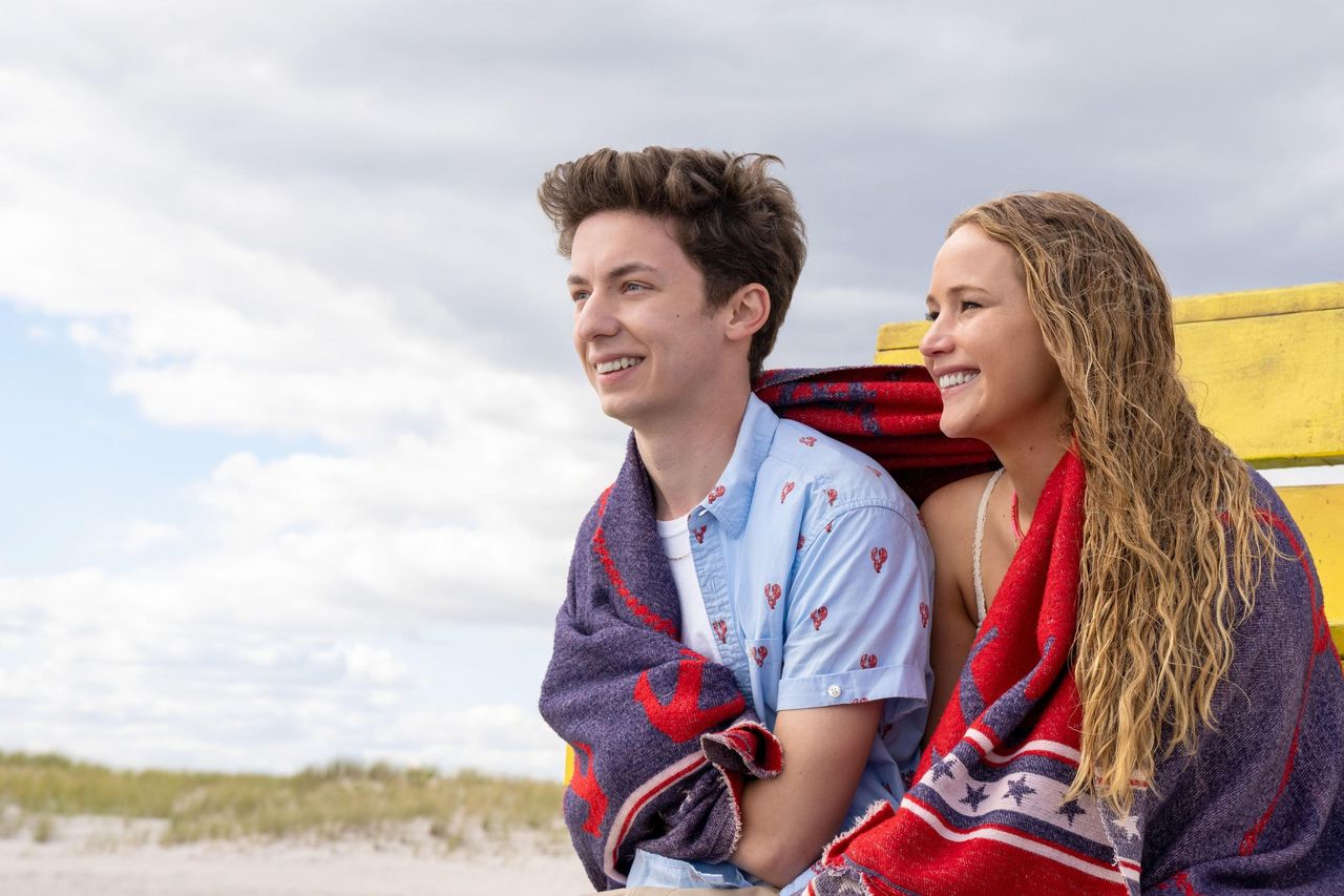 Film_e_serie_TV_in_uscita_il_21_Aprile_1cExBxwFBn - Confidenze24 Source: Macall Polay / © Sony Pictures Entertainment / Courtesy Everett Collection - - NO HARD FEELINGS, da sinistra: Andrew Barth Feldman, Jennifer Lawrence, 2023.