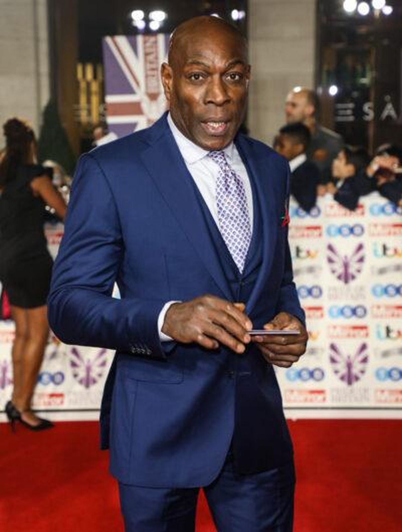 Frank_frustrato_e_deluso_dopo_la_malattia_tvPcC2zXiL - Confidenze24 Source: SplashNews.com - - Frank Bruno in un abito sul tappeto rosso
