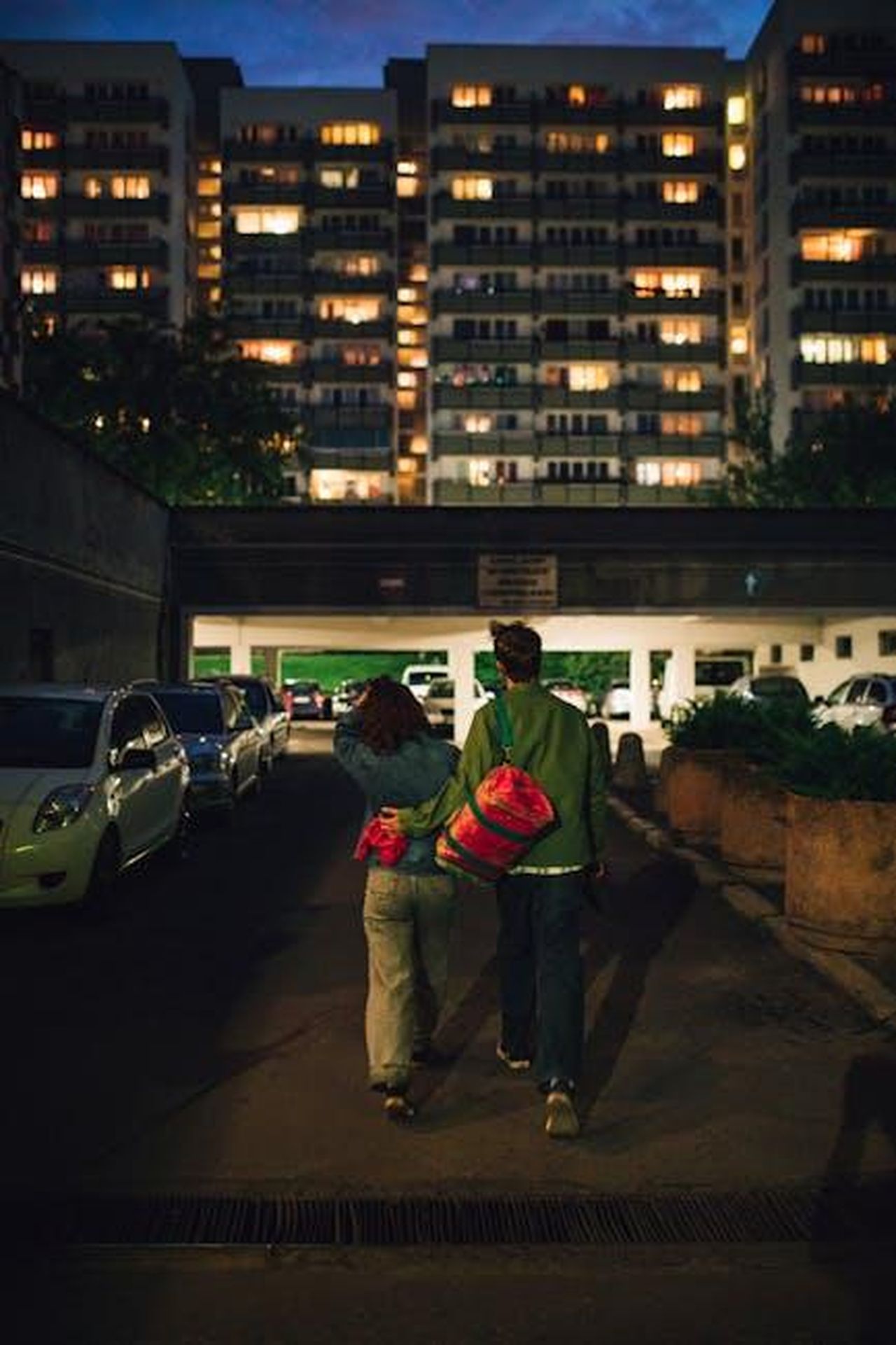 Fuga_di_nuovo_QIwYb5FfPQ - Confidenze24 Source: KoolShooters - pexels - A couple walking together along a dimly-lit urban street at night.