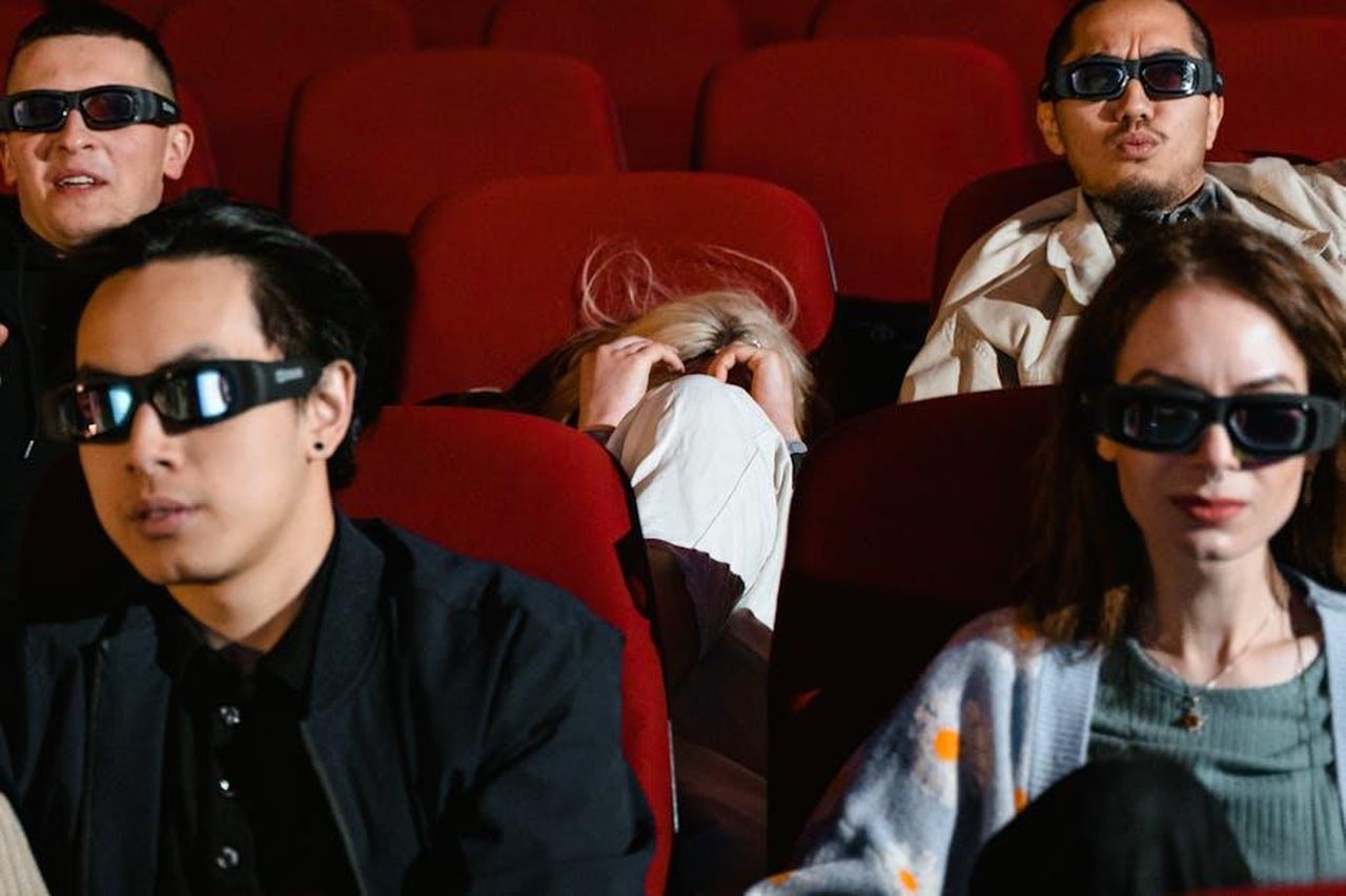 Furia_dei_fan_per_latto_disgustoso_hFfFCkFny1 - Confidenze24 Source: Tima Miroshnichenko - pexels - People wearing 3D glasses watch a film in a movie theater, displaying various expressions.