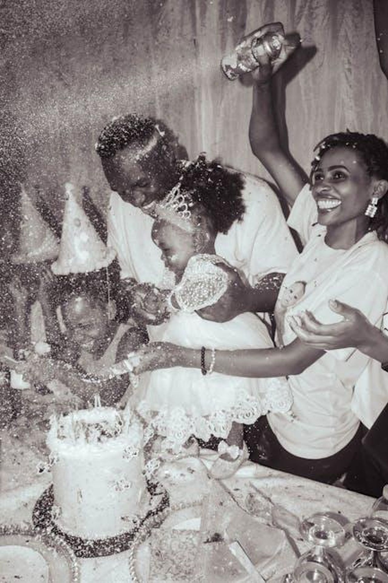 Futuri_fidanzati_n1IIbGJQgB - Confidenze24 Source: Derick Makwasi - pexels - Happy family celebrating a birthday with cake and confetti indoors. Laughter and joy fill the atmosphere.
