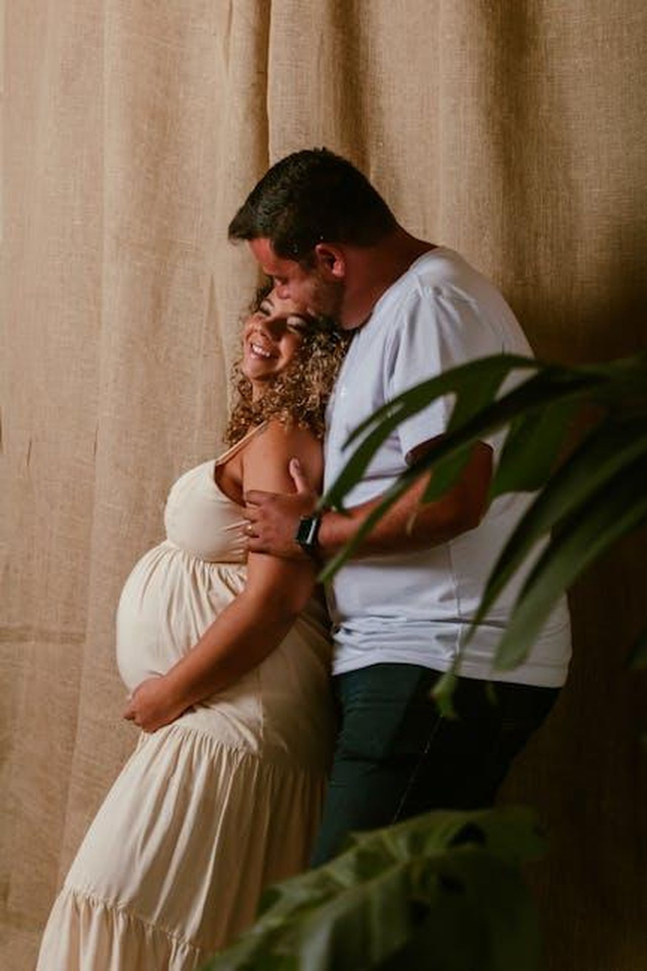 Futuro_del_Revival_di_Frasier_f3XwEQnkiF - Confidenze24 Source: Adenir Figueiredo Carvalho - pexels - A happy pregnant couple sharing a tender moment indoors surrounded by plants.