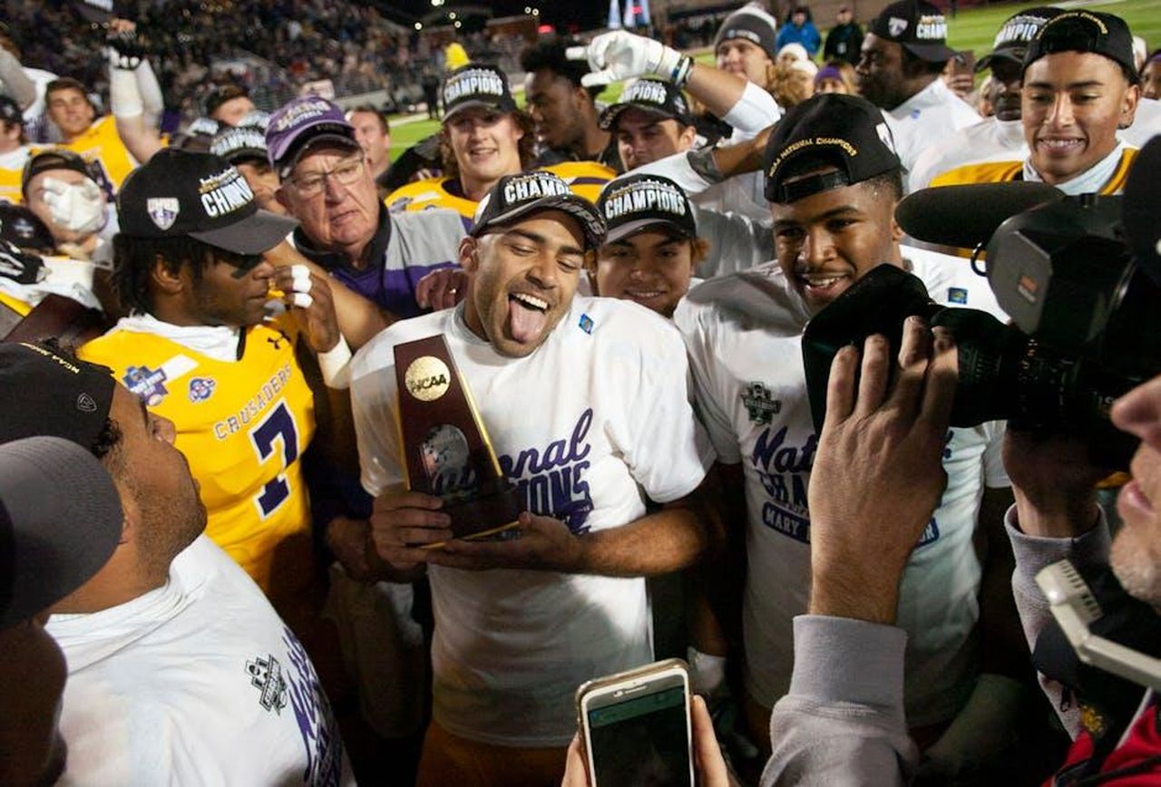 GMA_Riceve_il_Paley_Honors_Award_7rOvYPsU5L - Confidenze24 Source: David Morris - pexels - Football team celebrating their national championship victory with trophy and media.