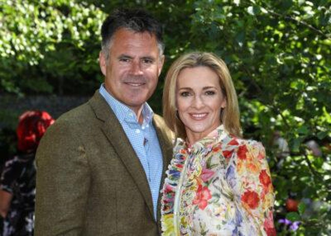 Gabby_Logan_sulla_crisi_davanti_a_marito_e_figli_a0tBJuJiBT - Confidenze24 Source: SplashNews.com - - Gabby e il marito sorridenti