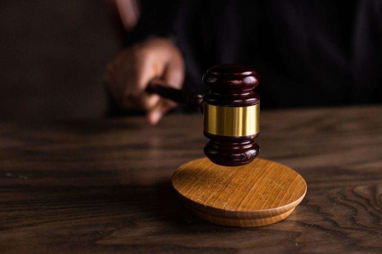 Gavin_condannato_lanno_scorso_LoEeXbR9Wz - Confidenze24 Source: KATRIN BOLOVTSOVA - pexels - A gavel striking a sound block, symbolizing justice and legal authority in a courtroom setting.