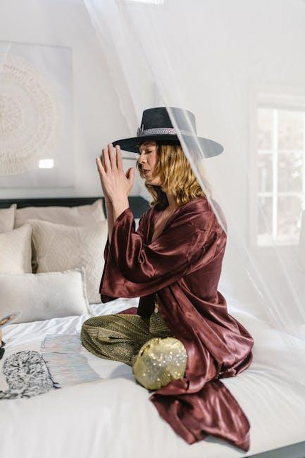Gemelli_21_Maggio__21_Giugno_HdKlkAIqRq - Confidenze24 Source: RDNE Stock project - pexels - Elegant woman meditating with crystals on a bed, creating a serene and spiritual atmosphere.