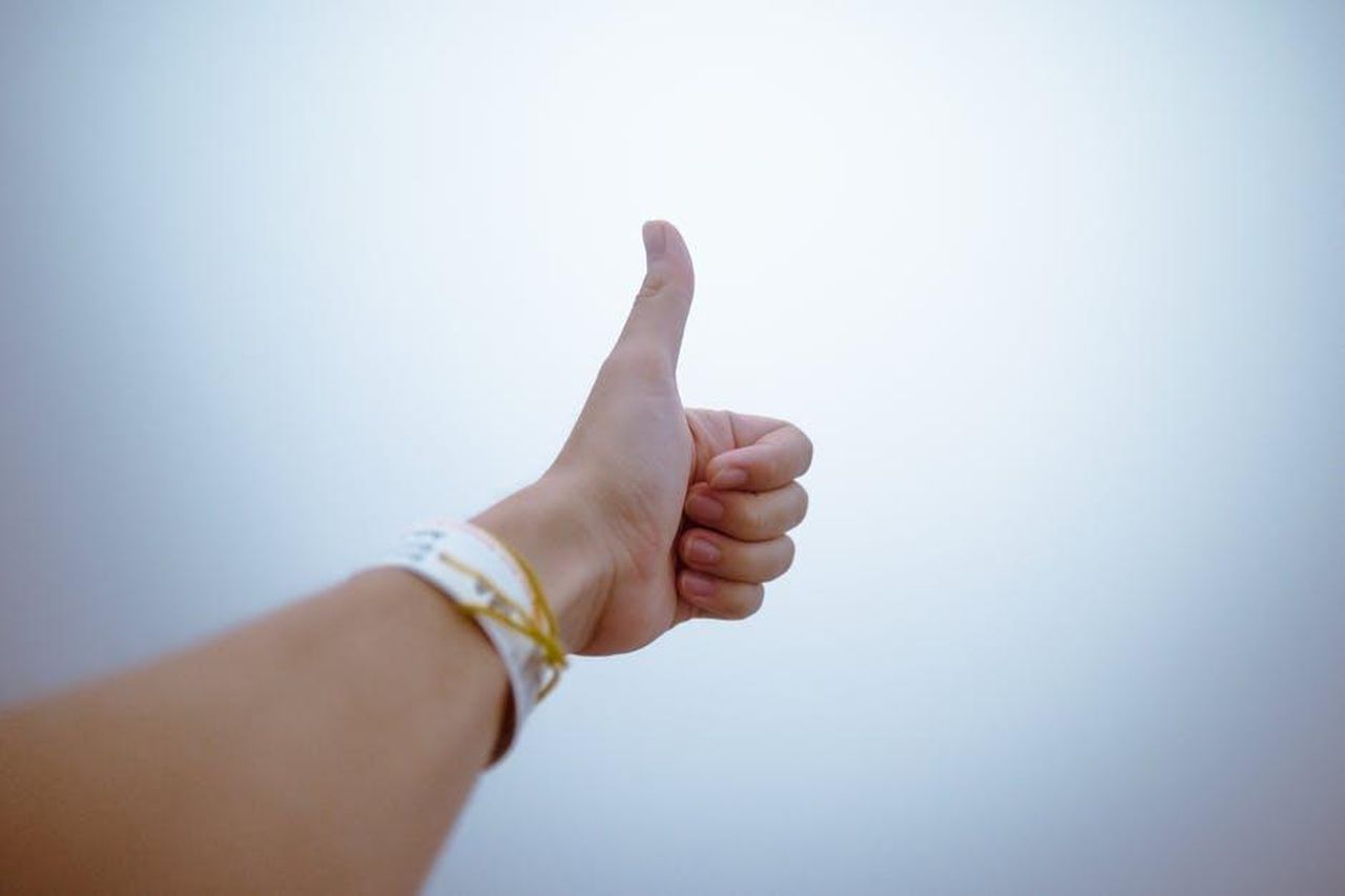 Gemelli_21_maggio__21_giugno_4XjkBAcTx4 - Confidenze24 Source: Donald Tong - pexels - A hand giving a thumbs up gesture symbolizes approval and positivity.