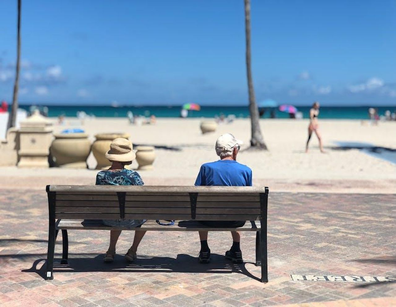 Gene_Hackman_ha_lasciato_la_fama_alle_spalle_GcI2dl5dEb - Confidenze24 Source: Monica Silvestre - pexels - Senior couple sitting on a bench enjoying a sunny day at Hollywood Beach, Florida.