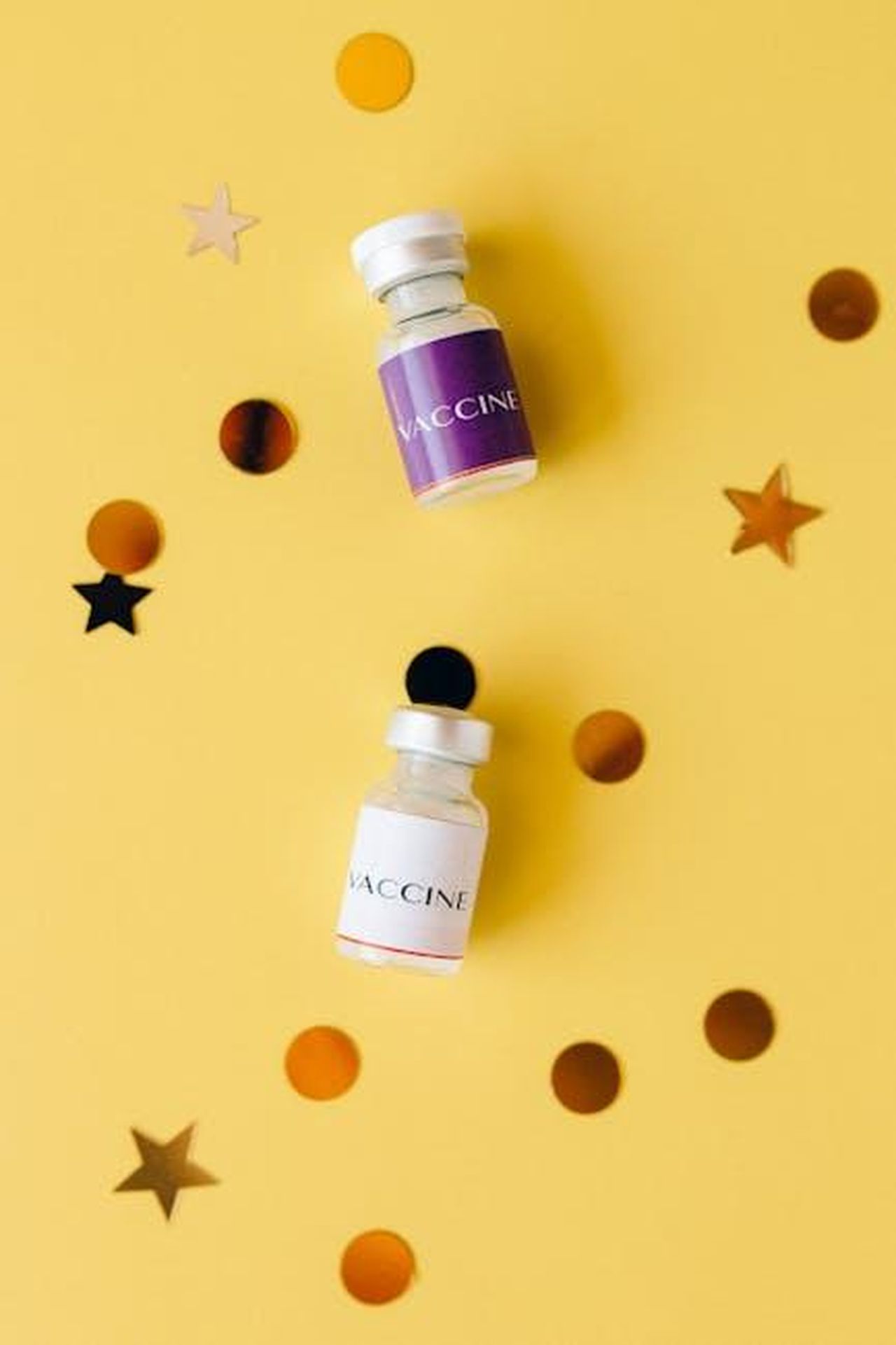Georgia_annulla_la_sua_apparizione_dopo_crisi_con_Danny_lumXpIZkqV - Confidenze24 Source: Nataliya Vaitkevich - pexels - Top view of vaccine bottles with decorative confetti on a yellow background.