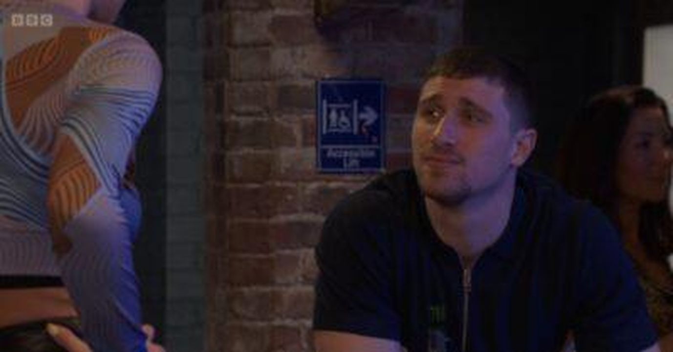 Gina_e_Harry_scintille_al_bar_hxKp1JV0xa - Confidenze24 Source: BBC - BBC - Harry e Gina flirtano al bar in EastEnders