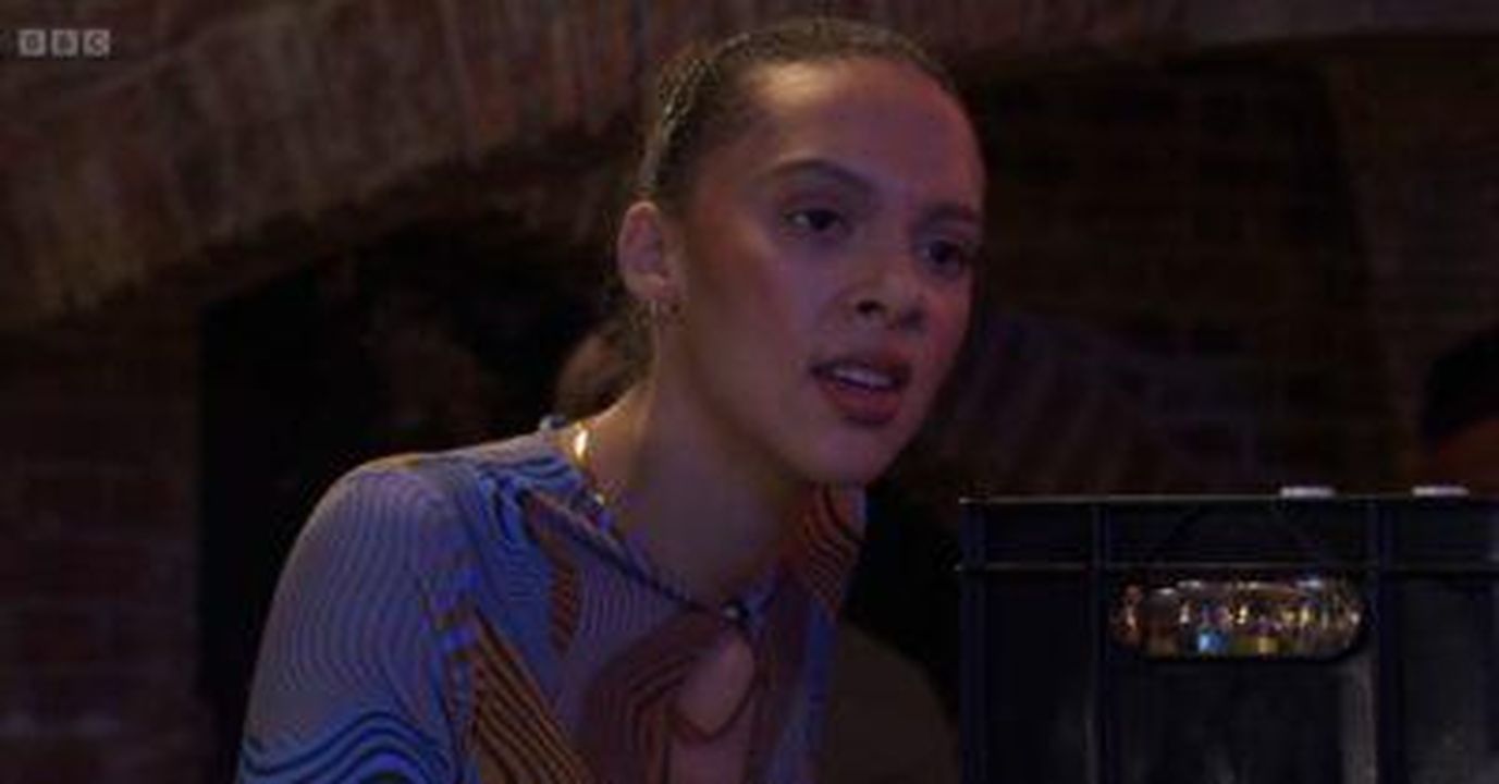 Gina_e_Harry_scintille_al_bar_vipDfFf4EK - Confidenze24 Source: BBC - BBC - Gina sembra arrabbiata mentre parla con Harry in EastEnders