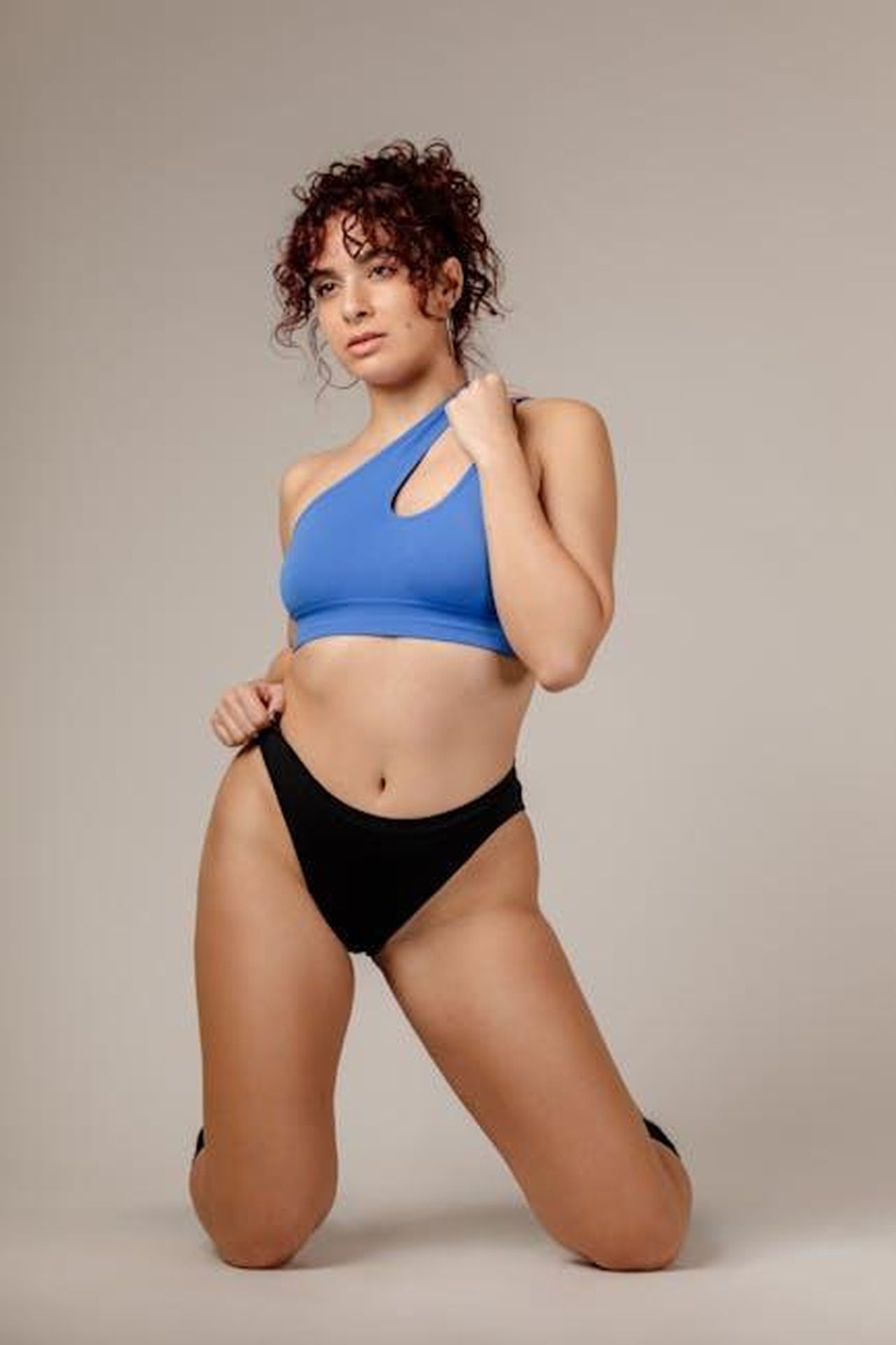 Ginger_parla_di_pressioni_e_immagine_corporea_QhRvy86RWD - Confidenze24 Source: Lazarus Ziridis - pexels - Fit woman wearing blue sports bra and black shorts in confident pose, perfect for fitness themes.