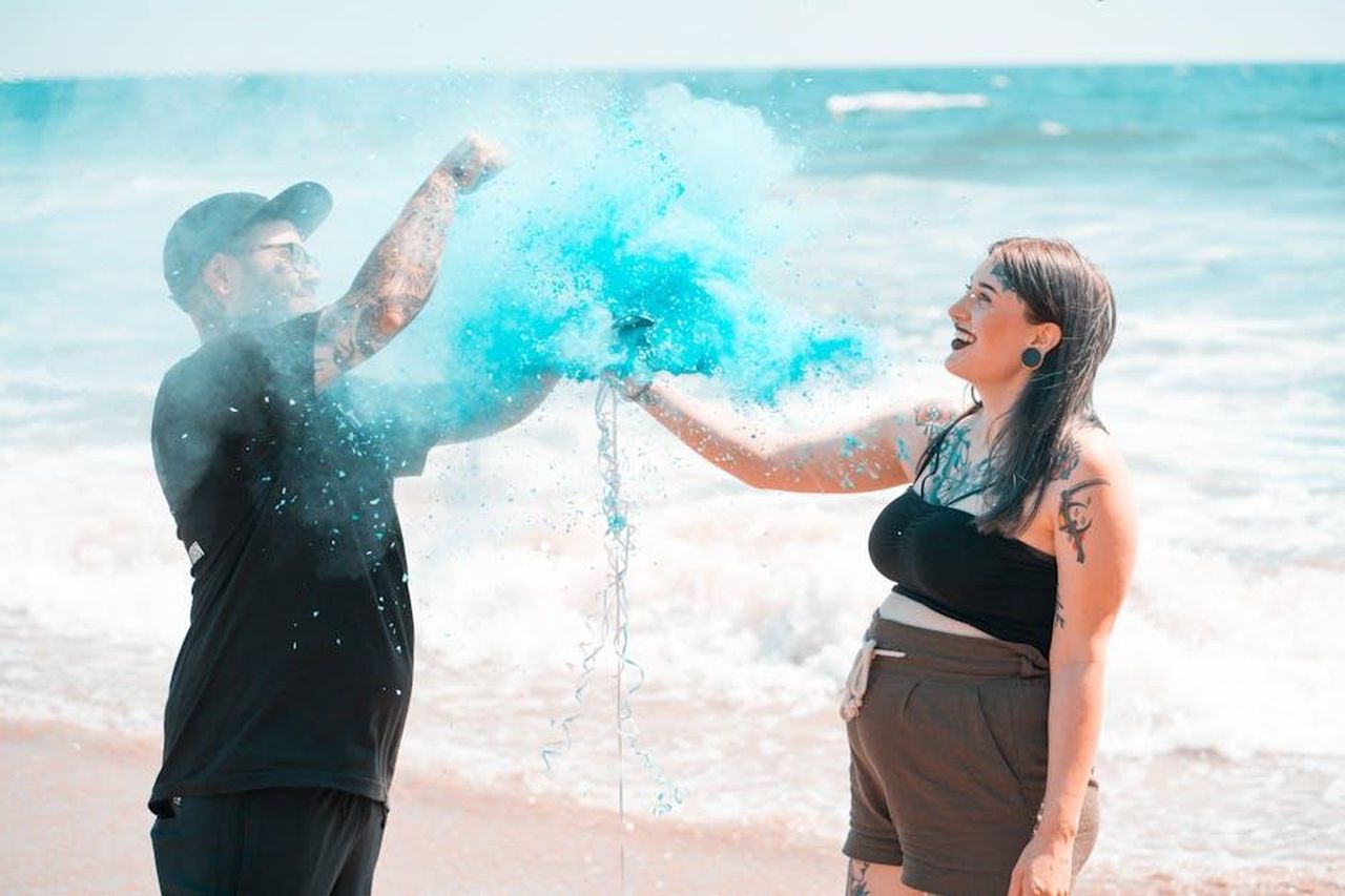 Gioia_per_la_rivelazione_del_sesso_0ttdlJk9DA - Confidenze24 Source: Alex Hussein - pexels - Happy couple celebrates gender reveal with blue powder on Santa Monica beach.