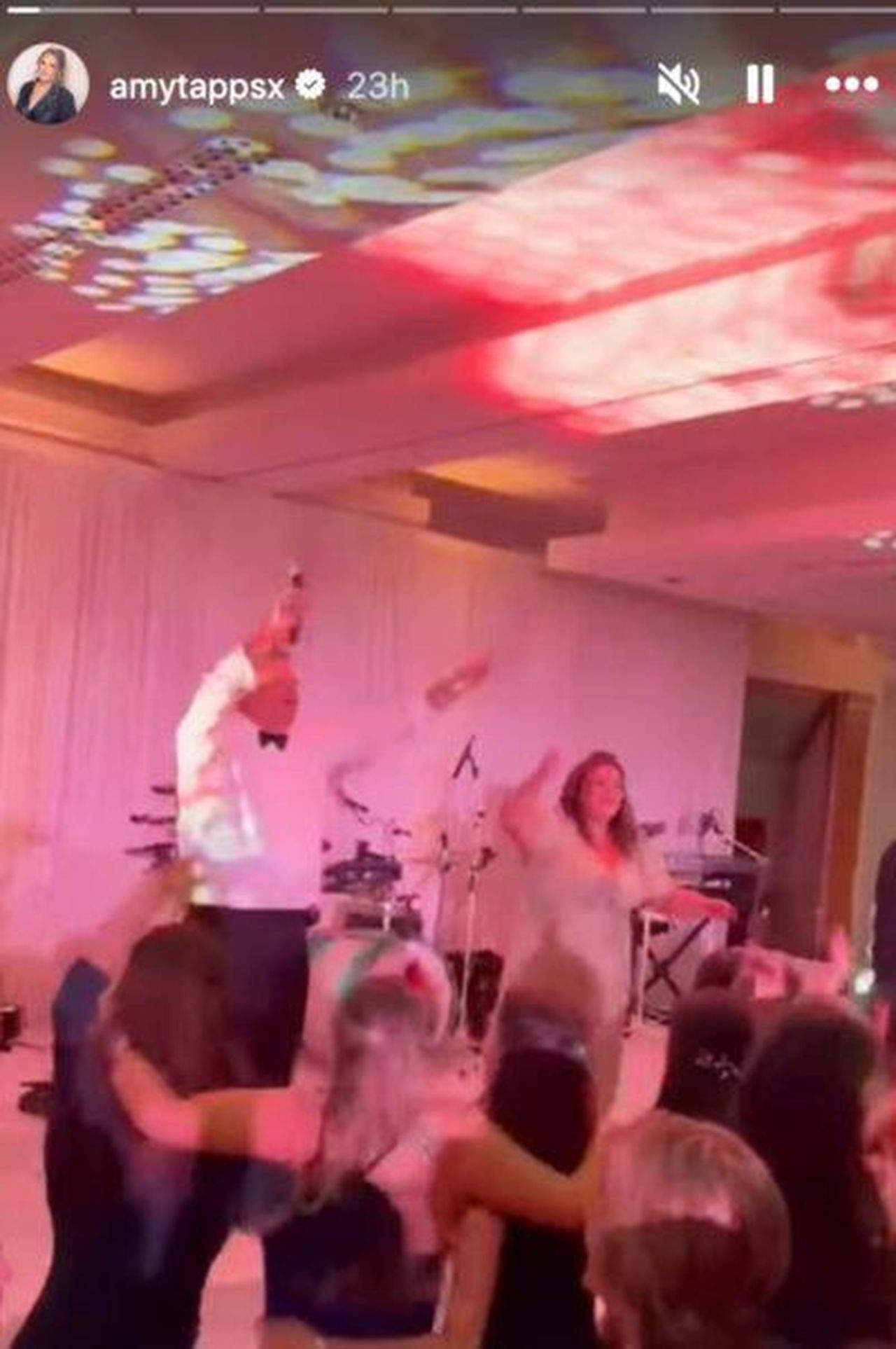 Giornata_incredibile_83BbajnGXs - Confidenze24 Source: Instagram - - Jonathan e Amy Tapper che ballano sul palco