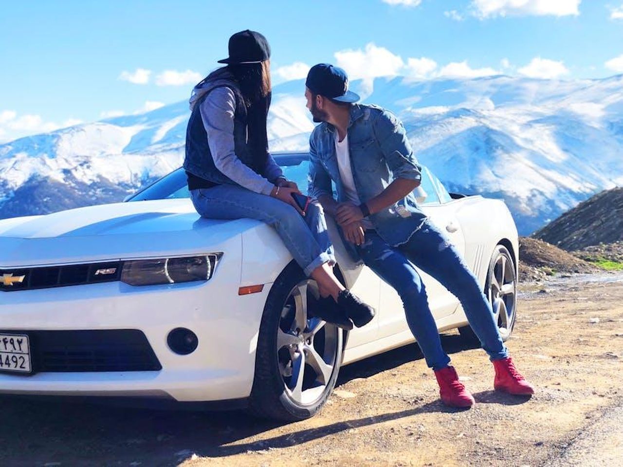 Giornate_di_appuntamenti_con_Harry_Gm2gdJxkD3 - Confidenze24 Source: Hamann La - pexels - A young couple enjoys a scenic mountainous view while seated on a sports car.