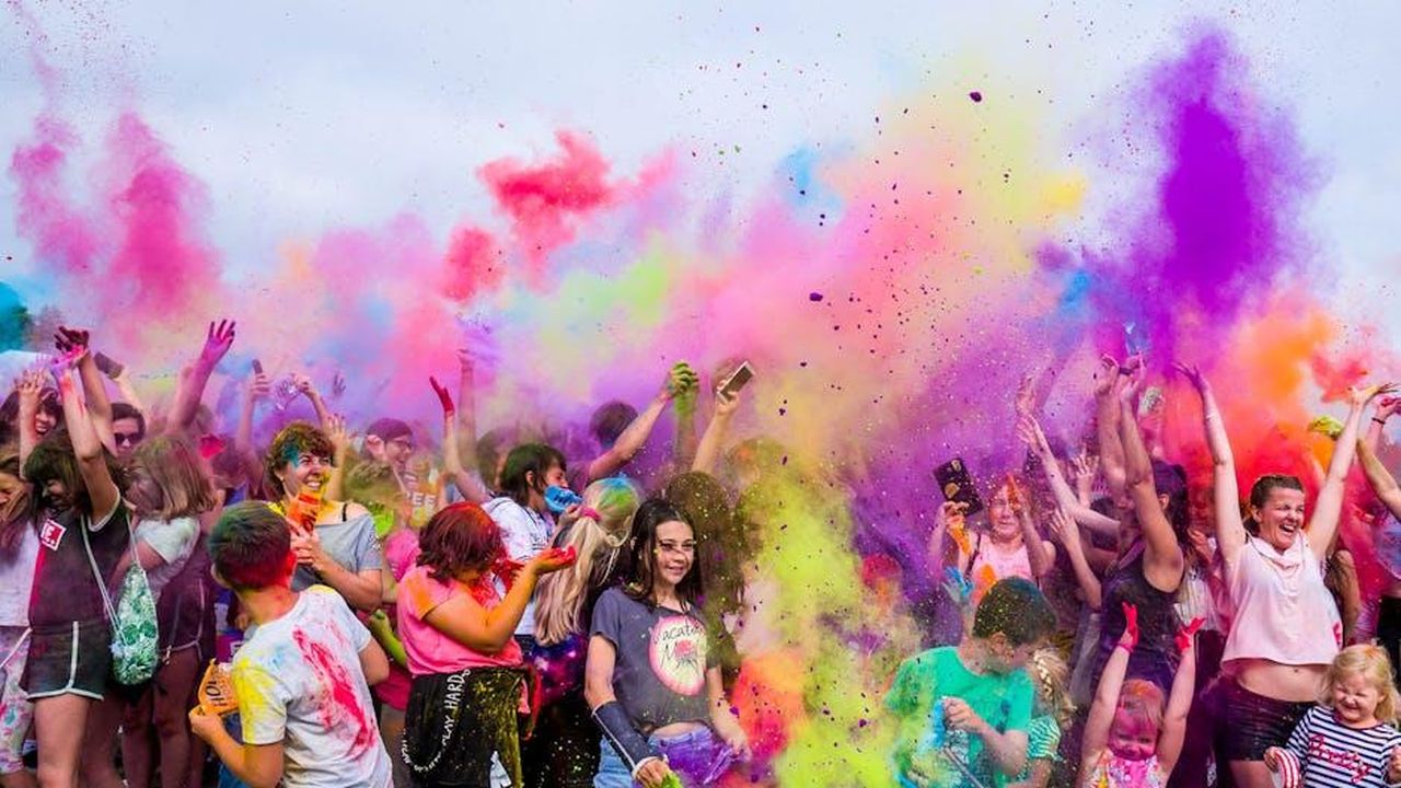 Gli_Ariete_vogliono_solo_divertirsi_NnYip8VFuc - Confidenze24 Source: Marcin Dampc - pexels - A joyful crowd covered in vivid colors celebrates a festival outdoors with flying powder.