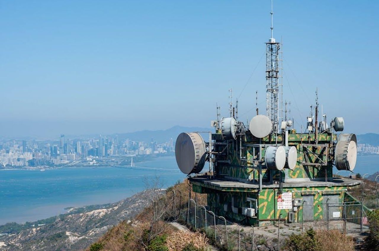 Gli_adulti_possono_contrarre_morbillo_dai_bambini_yP9AH7QhzN - Confidenze24 Source: Coman Yu - pexels - A telecommunications tower on a hill overlooking the Hong Kong city skyline and water.