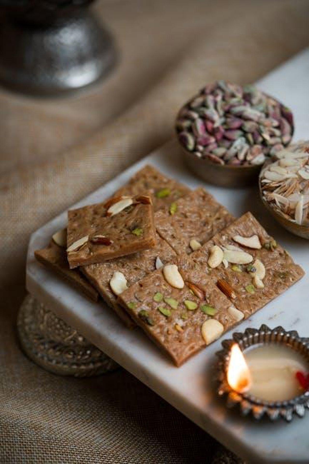Gloria_Hunniford_ama_le_sfide_AUN3FHYPTS - Confidenze24 Source: Gaurav Kumar - pexels - Delicious Indian sweets with assorted nuts, perfect for festive occasions.