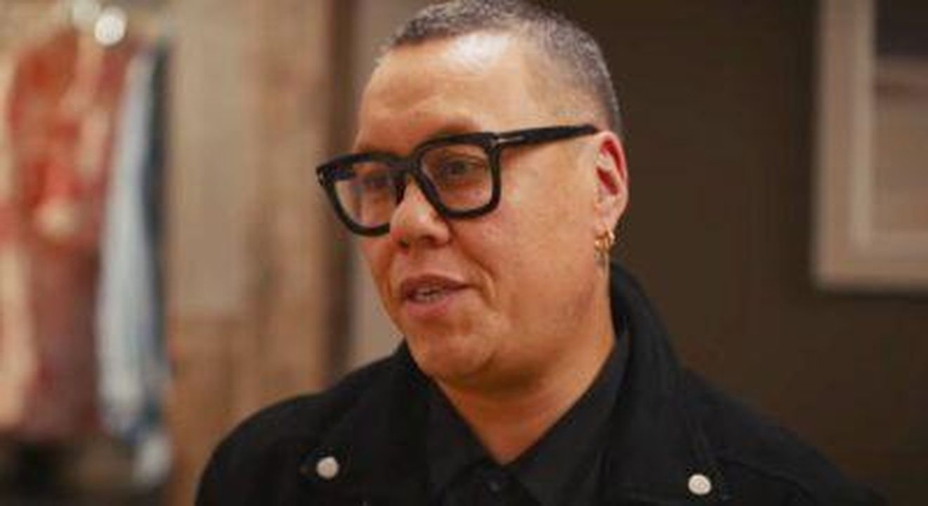 Gok_Wan_rende_omaggio_allamica_scomparsa_dYkCXuAPkO - Confidenze24 Source: YouTube - - Gok Wan appare triste