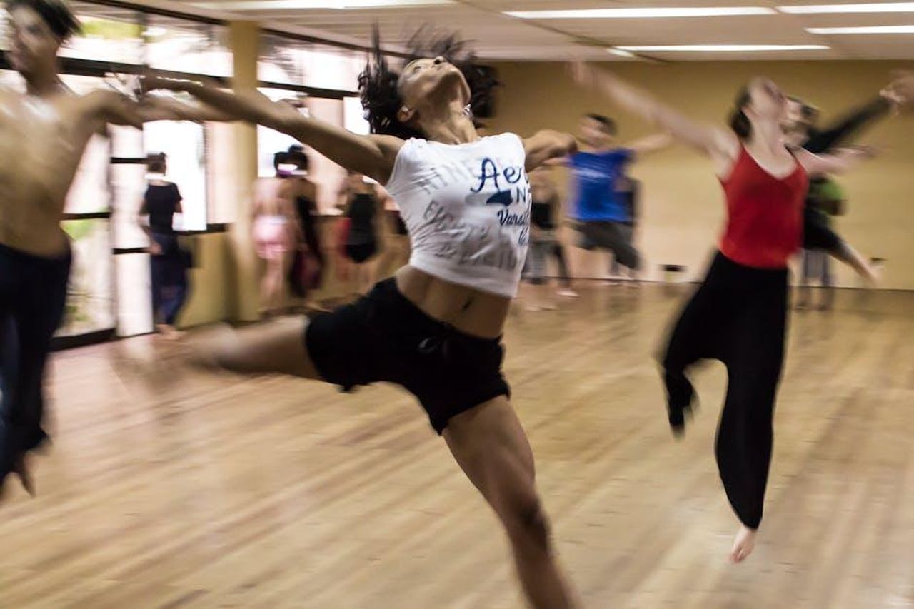 Grace_e_il_suo_ballo_spooky_cGqMzjpylY - Confidenze24 Source: Michael Zittel - pexels - Dynamic group dance class showcasing diverse techniques and spirited expressions.