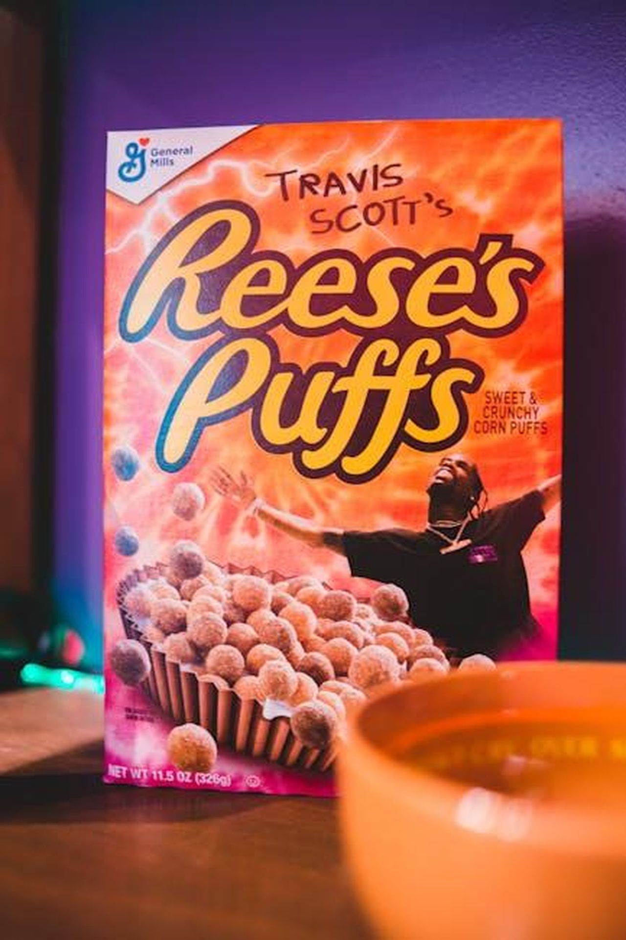 Gwyneth_Paltrow_e_il_suo_boyfriend_breakfast_ygq92ODrd7 - Confidenze24 Source: Erik Mclean - pexels - Vibrant shot of Travis Scott's Reese's Puffs cereal box on a table indoors.