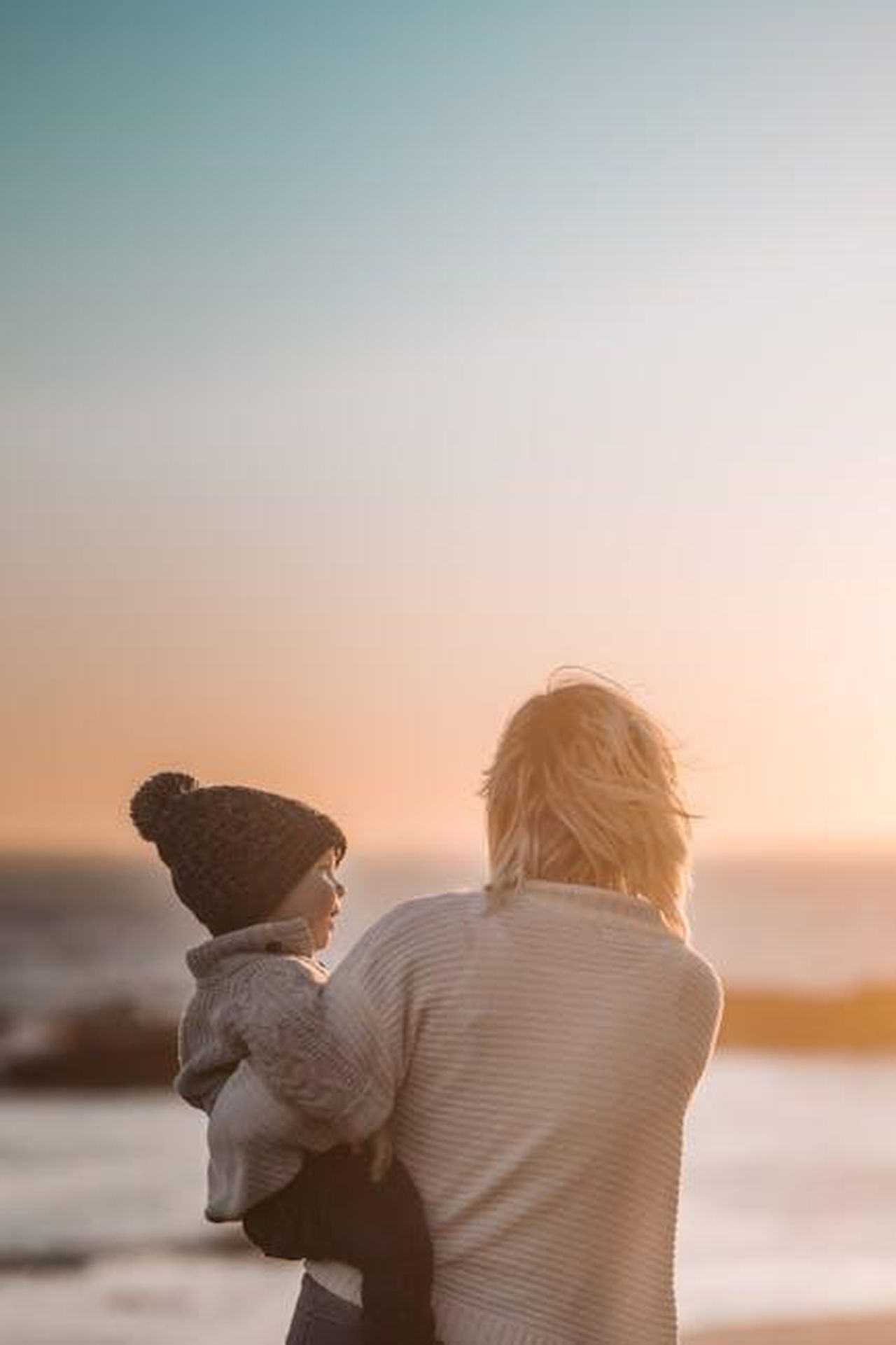 GypsyRose_parla_della_maternit_N0SnygXEvH - Confidenze24 Source: Taryn Elliott - pexels - A mother and child share a tender moment on the beach during sunset.
