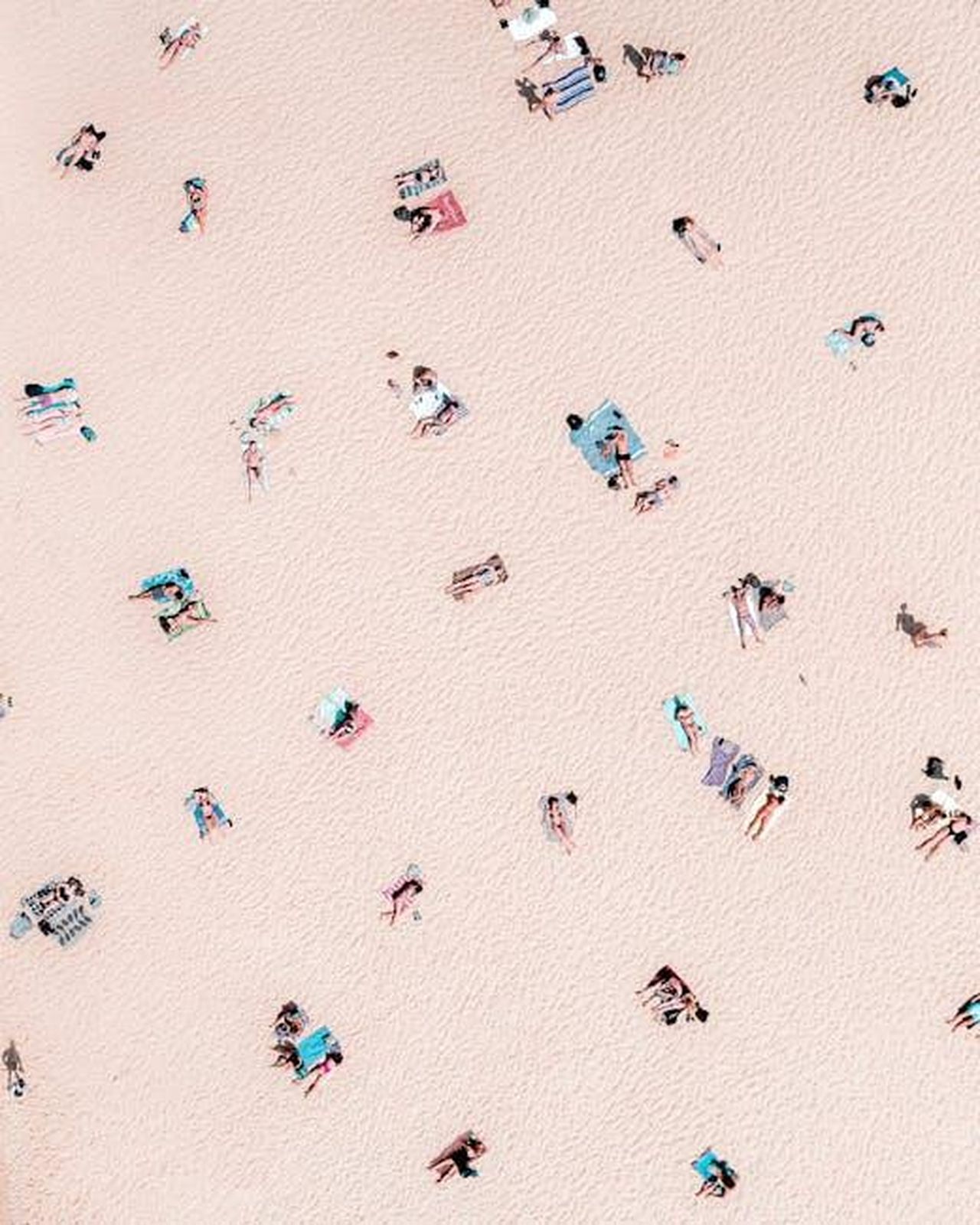 HOKA_Bondi_SR_140_prezzo_originale_175_Hp74X5t4cN - Confidenze24 Source: Ben Mack - pexels - Aerial shot capturing sunbathers at Bondi Beach, showcasing a vibrant summer day.